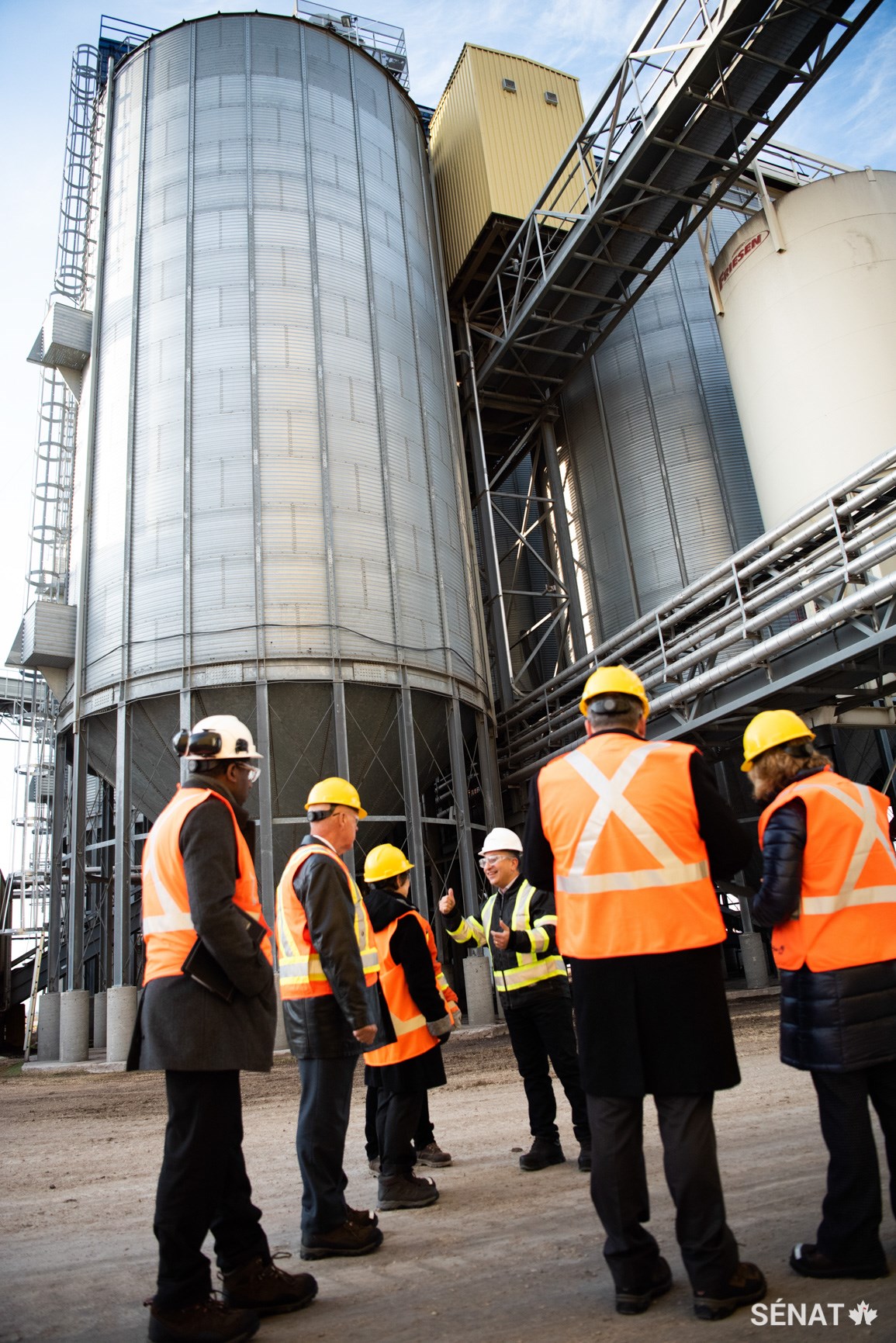 Le comité visite l’usine Viterra qui produit de l’huile de canola. Ici, il prend connaissance des défis reliés au développement durable dans une industrie énergivore.