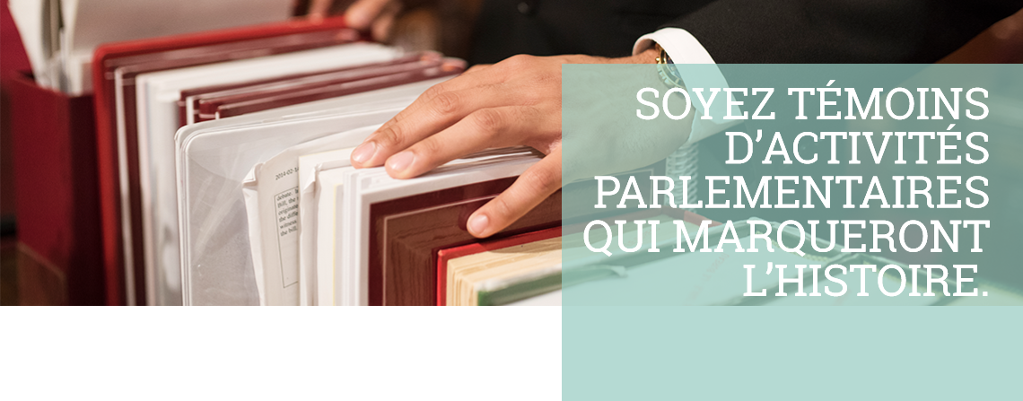 Image d'une main sur des livres et une citation "Soyez témoins d'activités parlementaires qui marqueront l'histoire"