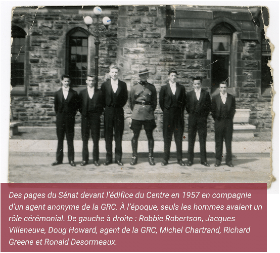Des pages du Sénat devant l’édifice du Centre en 1957 en compagnie d’un agent anonyme de la GRC. À l’époque, seuls les hommes avaient un rôle cérémonial. De gauche à droite : Robbie Robertson, Jacques Villeneuve, Doug Howard, agent de la GRC, Michel Chartrand, Richard Greene et Ronald Desormeaux.