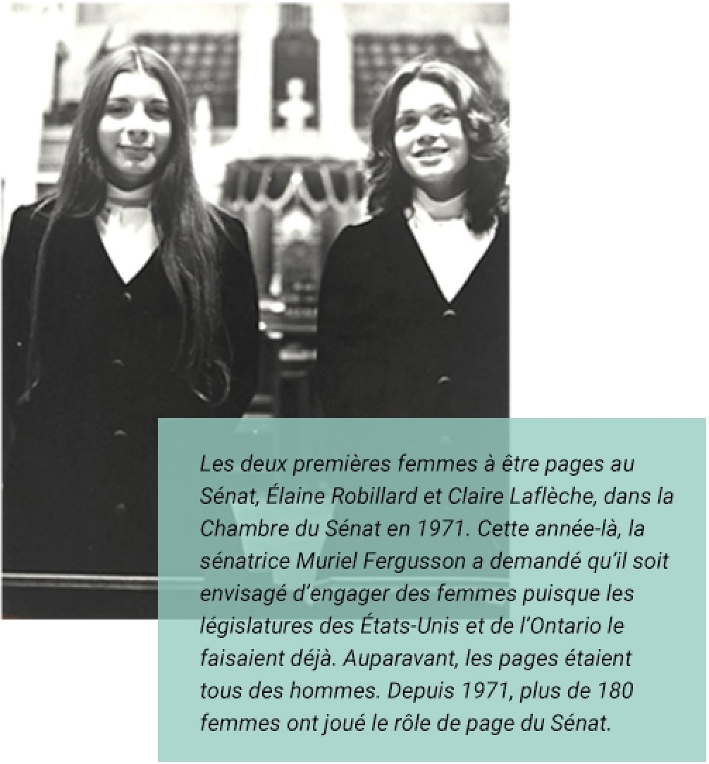 Les deux premières femmes à être pages au Sénat, Élaine Robillard et Claire Laflèche, dans la Chambre du Sénat en 1971. Cette année-là, la sénatrice Muriel Fergusson a demandé qu’il soit envisagé d’engager des femmes puisque les législatures des États-Unis et de l’Ontario le faisaient déjà. Auparavant, les pages étaient tous des hommes. Depuis 1971, plus de 180 femmes ont joué le rôle de page du Sénat.