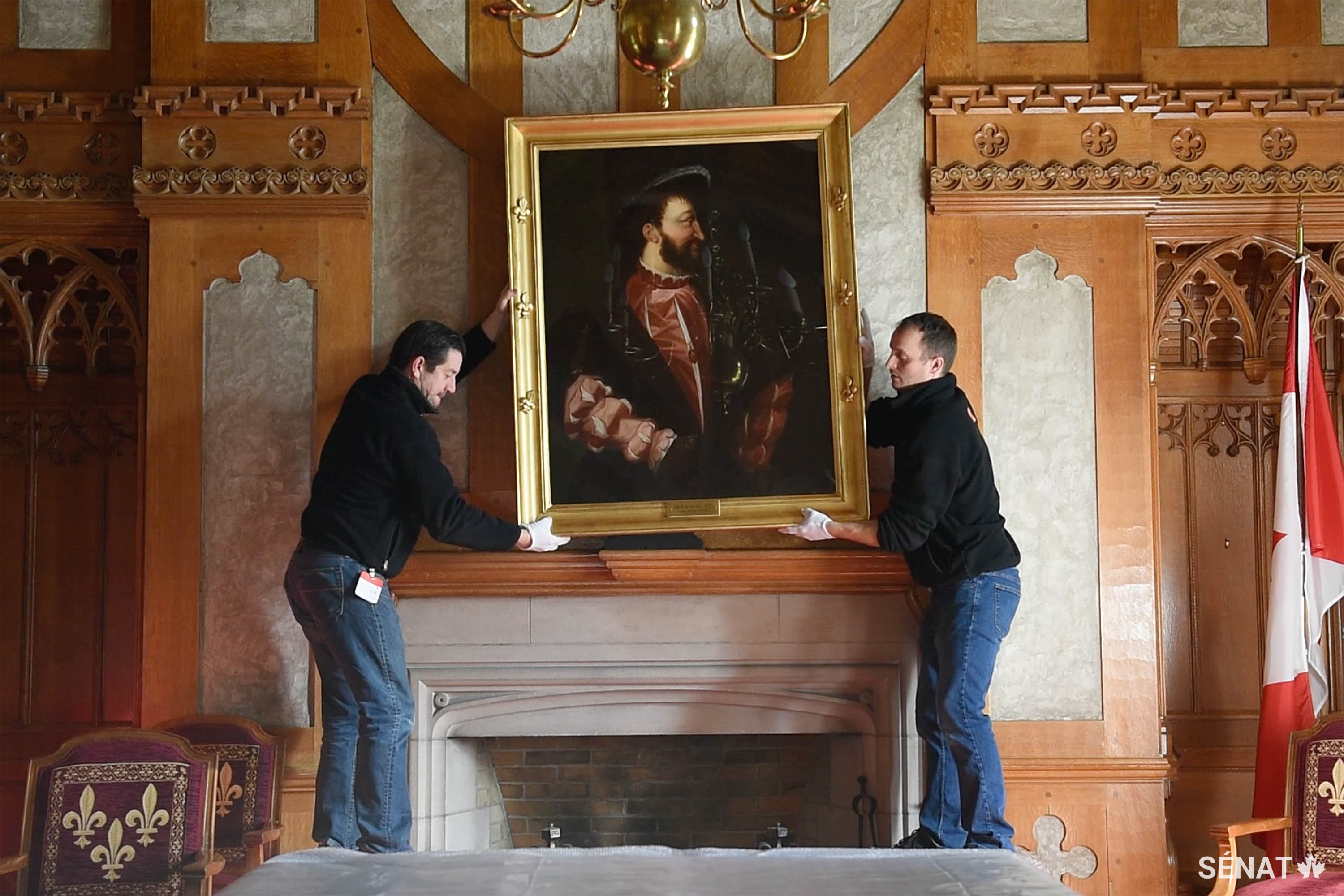 En novembre, des spécialistes de l’entreprise Art Zone Fine Art Services d’Ottawa, qui travaillent pour la Commission de la capitale nationale, ont décroché des œuvres d’art du Salon de la Francophonie, dont ce portrait du roi François 1er.