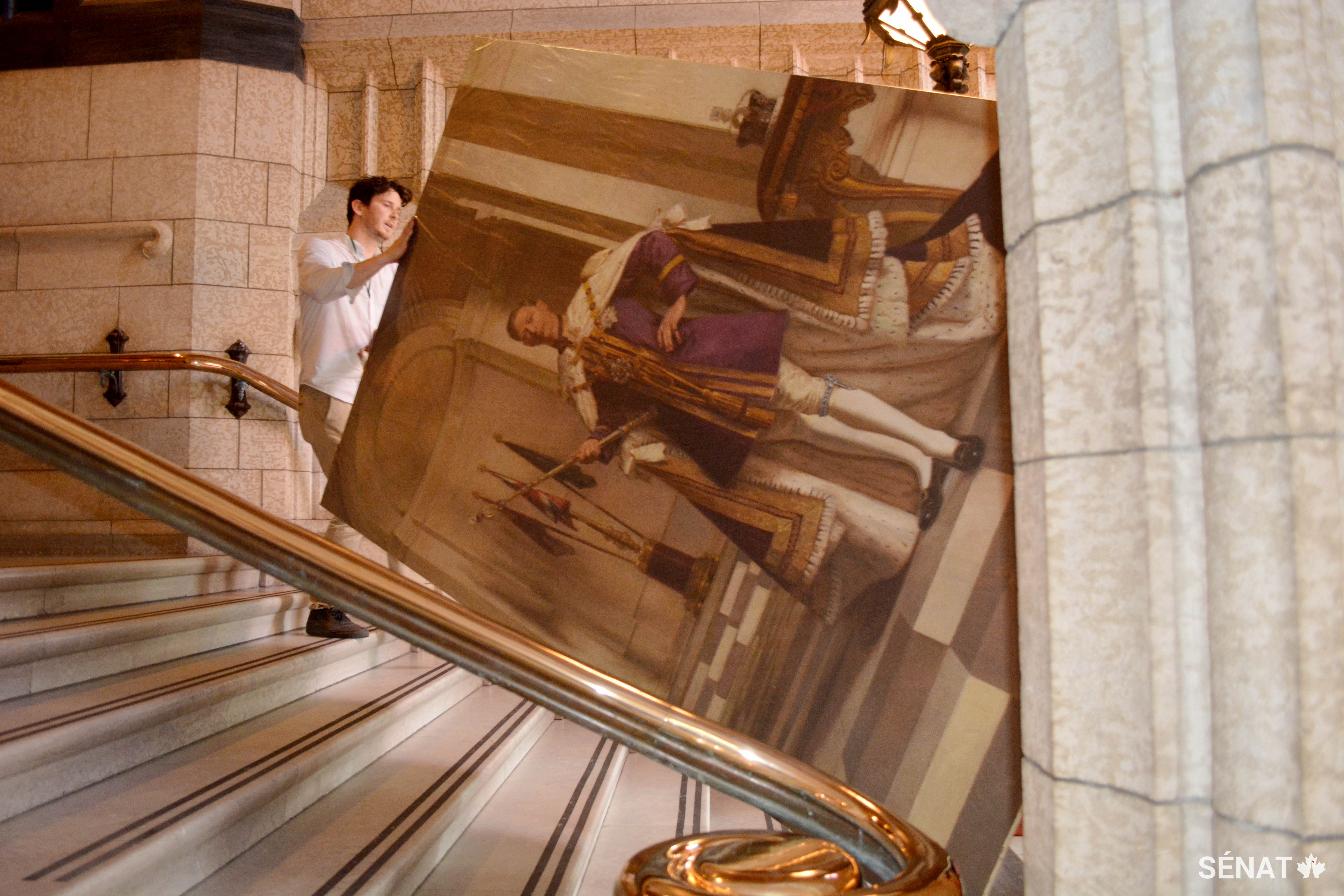 En octobre, des restaurateurs d’art de l’entreprise Legris Conservation ont retiré plusieurs portraits royaux du foyer du Sénat, y compris celui du roi George VI, que l’on voit ici.