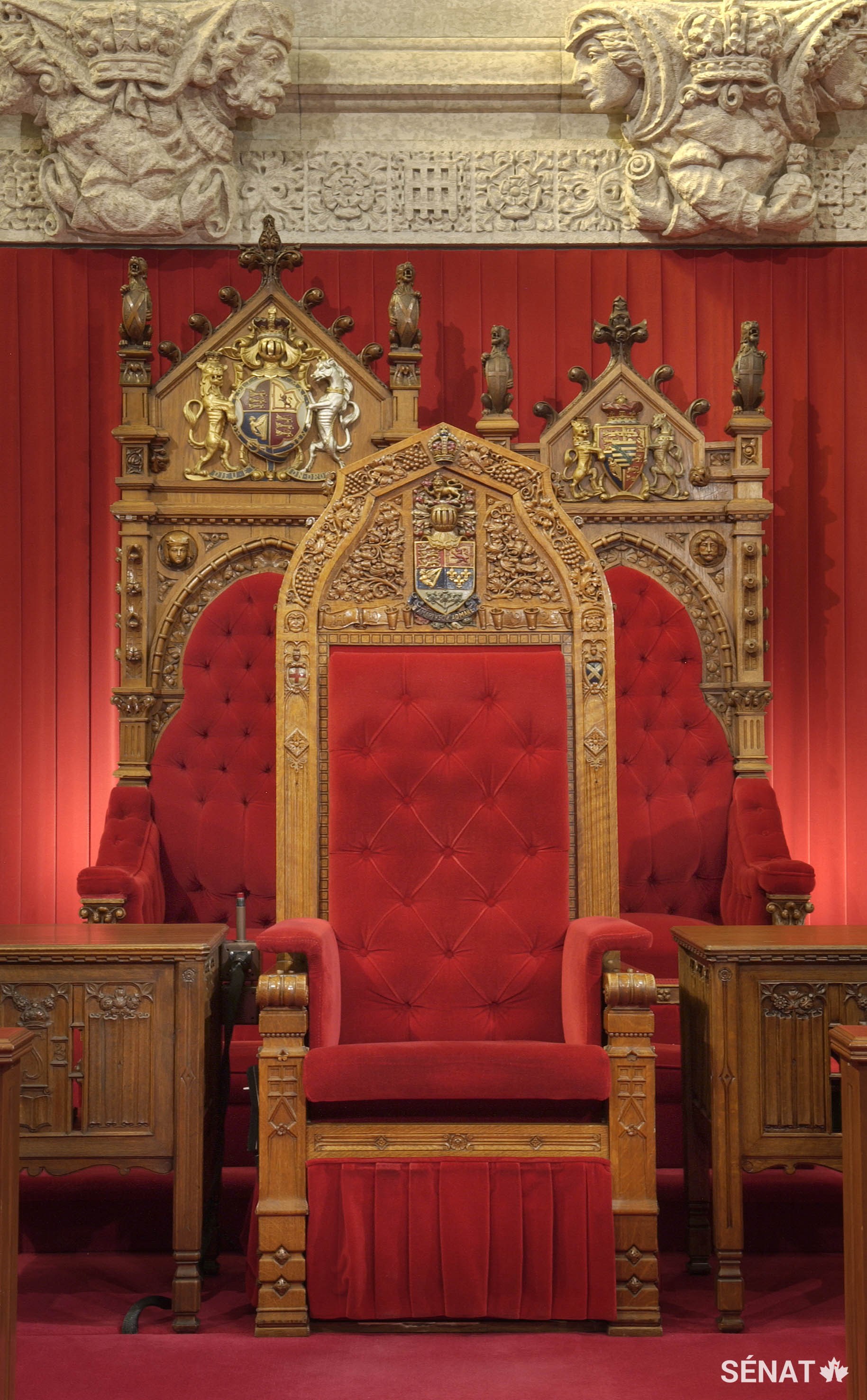Les trônes du monarque et de son conjoint, sculptés en 1878, comptent parmi les rares objets du Sénat sauvés de l’incendie qui a rasé l’édifice du Centre en 1916. Le fauteuil du Président du Sénat, à l’avant, a été sculpté en 1923. Les trois ont été entreposés. Entre-temps, des versions moins ouvragées, qui ont été fabriquées spécialement pour la nouvelle Chambre du Sénat, seront utilisées.