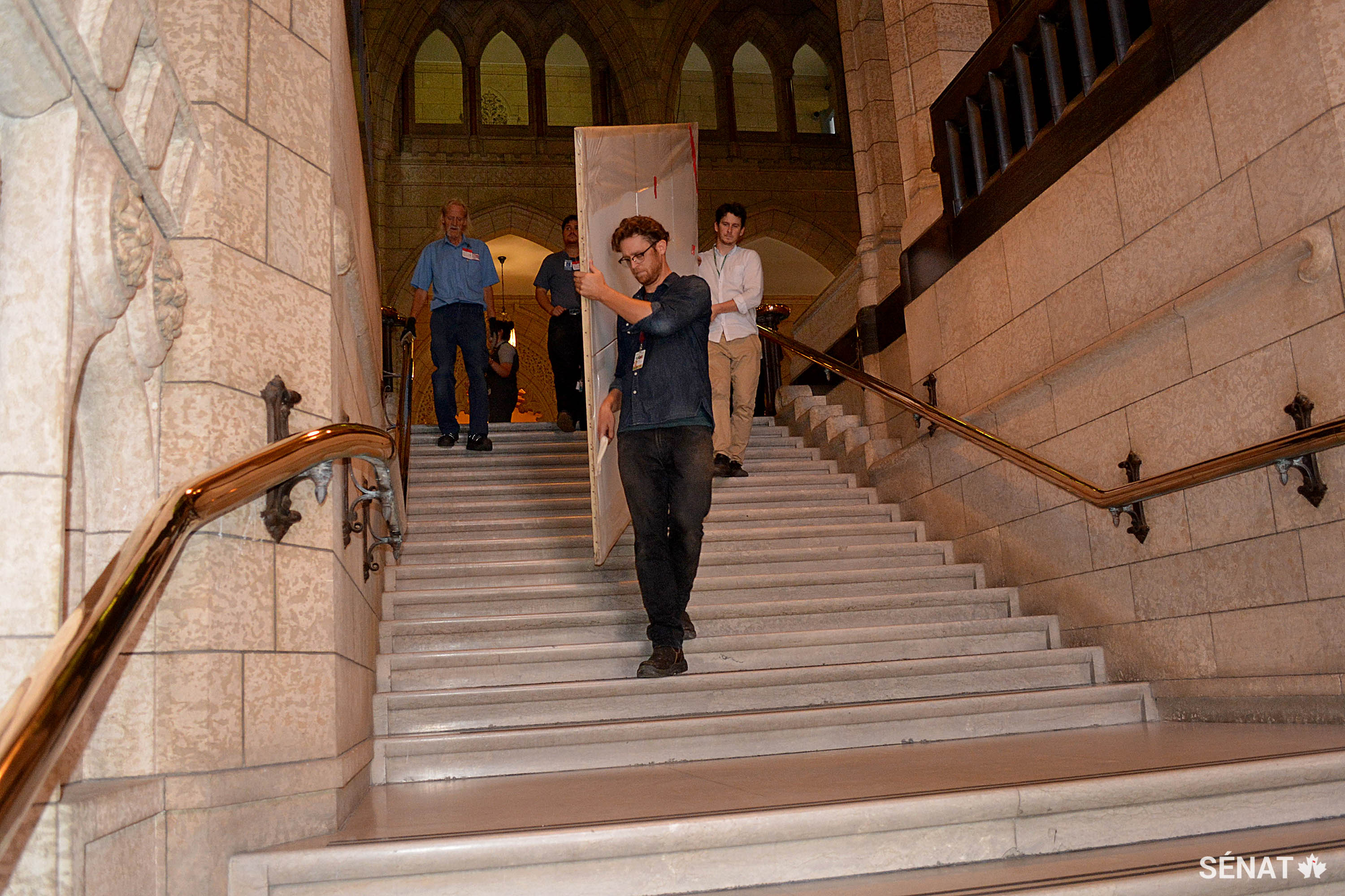 Les tableaux ont été emballés d’un film de plastique de qualité musée qui les protège durant le transport.
