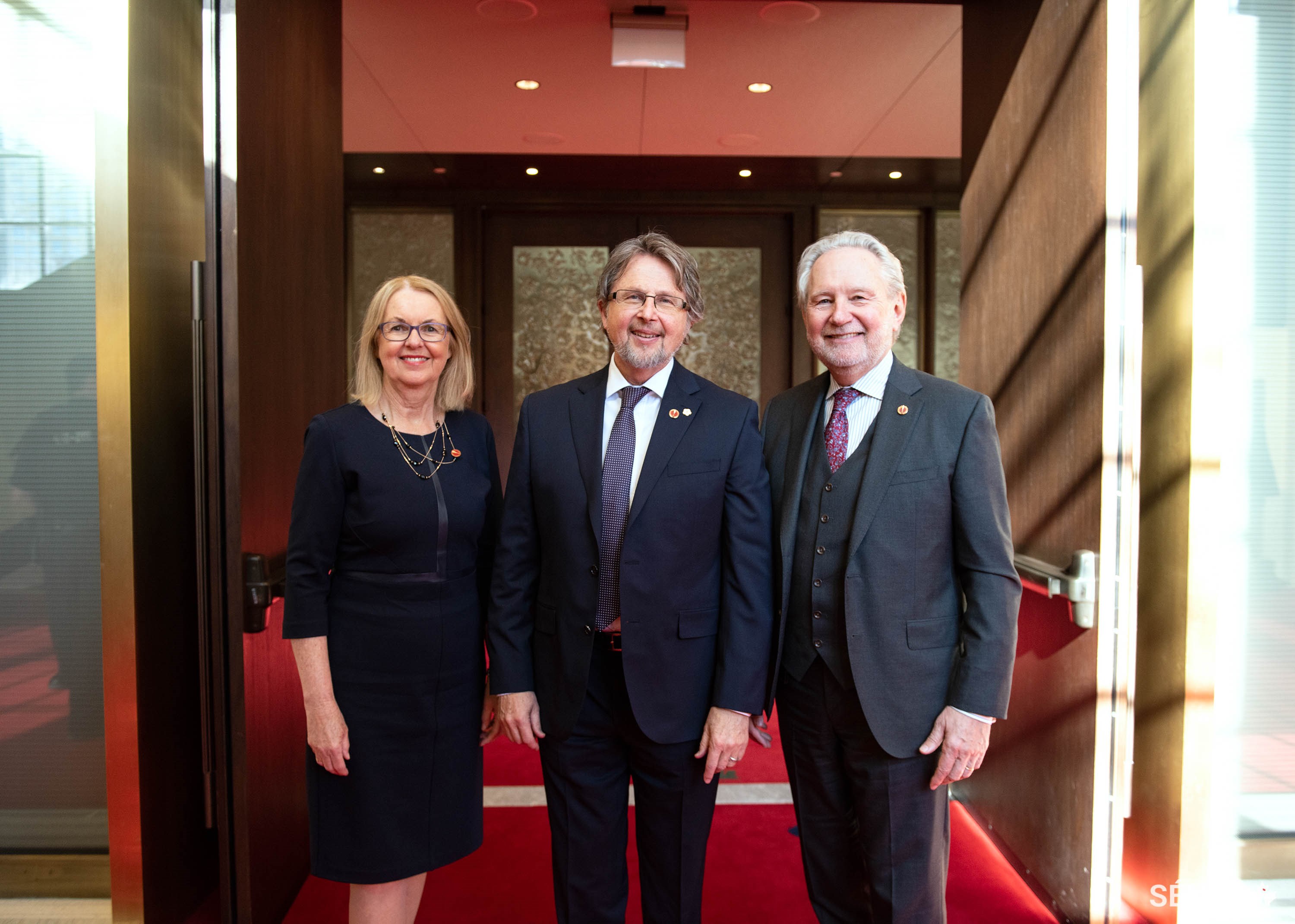 La sénatrice Jane Cordy et le sénateur Peter Harder, à droite, se joignent au nouveau sénateur Stan Kutcher à l’extérieur de la Chambre du Sénat le 19 février 2019.