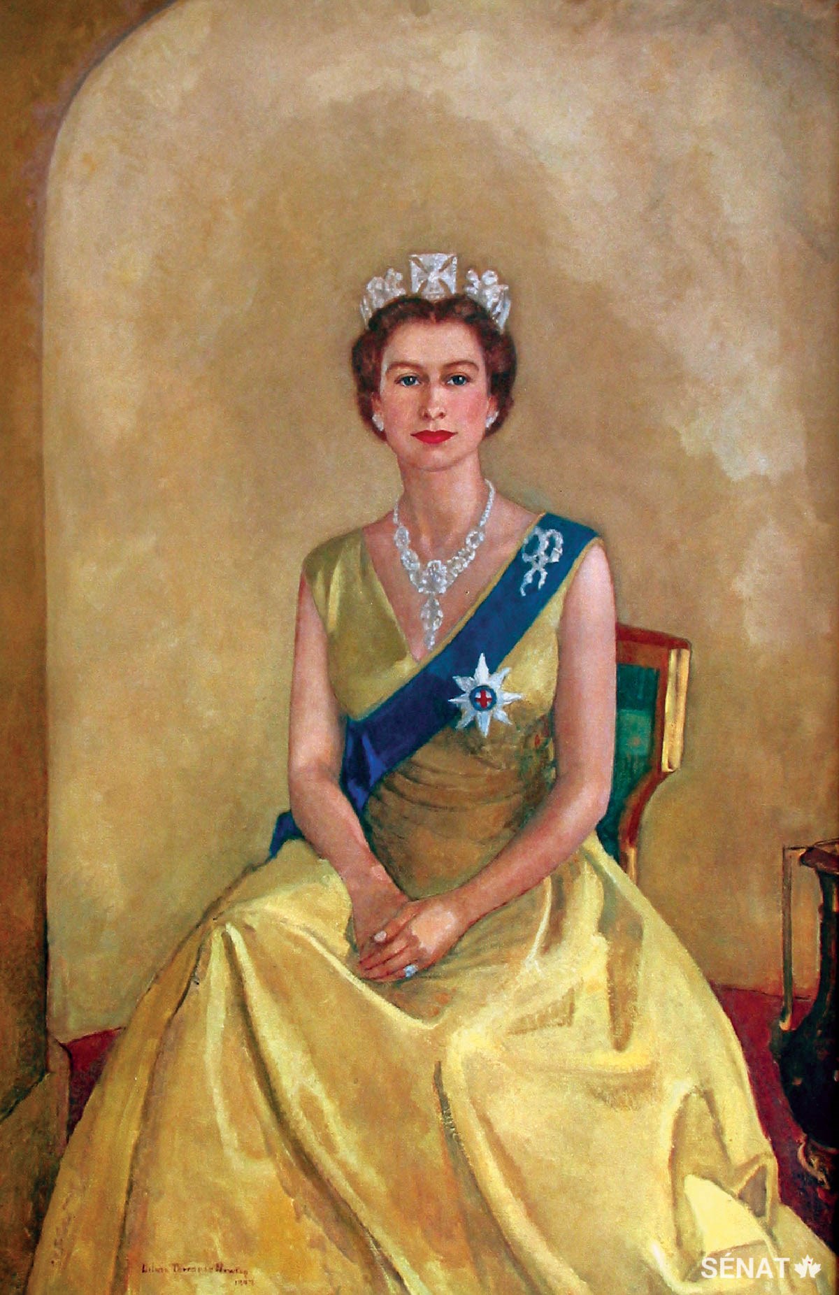 L’artiste montréalaise Lilias Torrance Newton a peint ce portrait de la reine Elizabeth II de 1957, qui est un prêt de la collection de la Couronne des résidences officielles de la Commission de la capitale nationale et qui se trouve à l’entrée principale de l’édifice du Sénat du Canada. (L’image est une gracieuseté de la Commission de la capitale nationale)