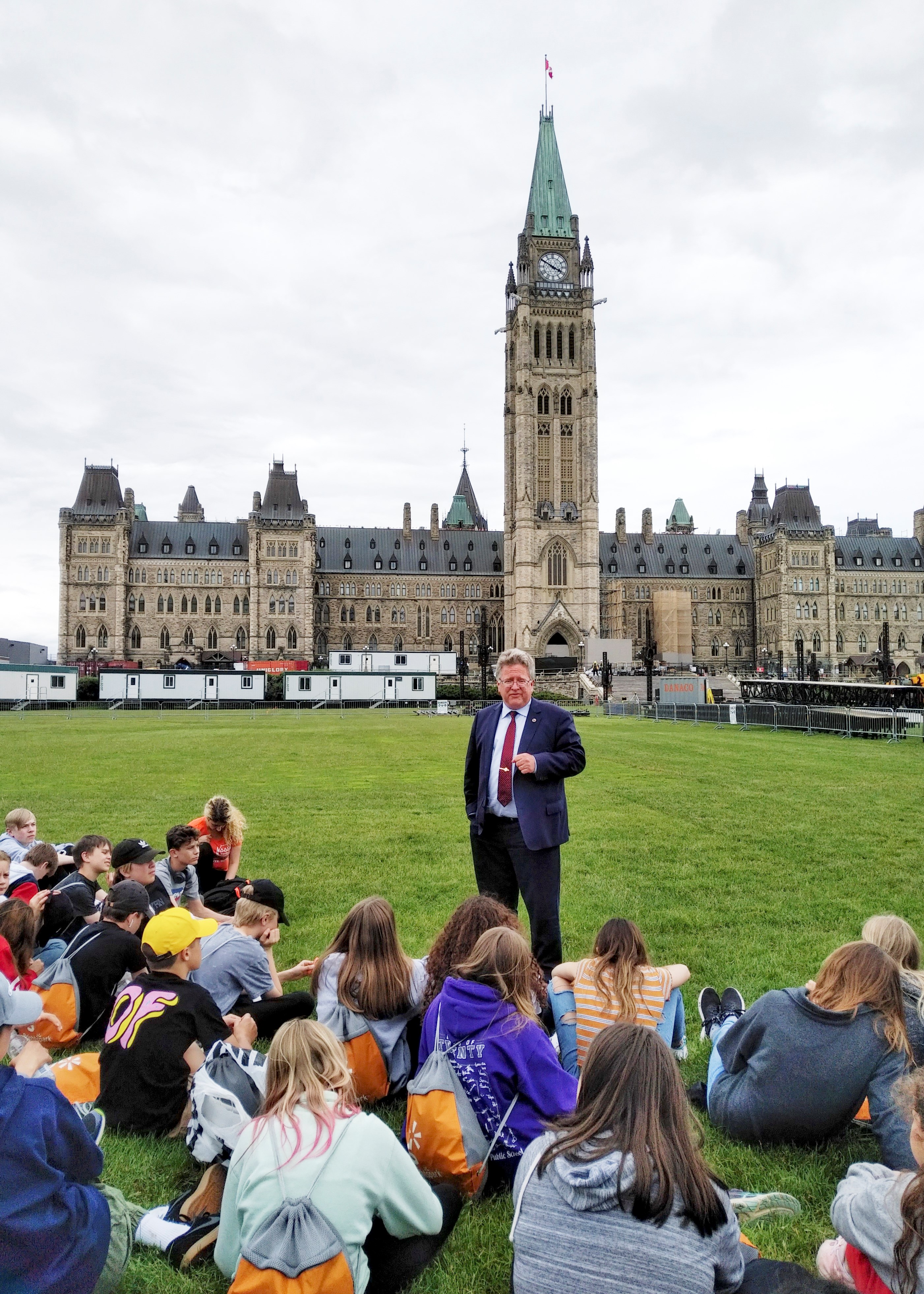 Thursday, June 13, 2019 — On the lawn of Parliament Hill, Senator Rob Black speaks to Grade 8 students from Island Lake Public School in Orangeville, Ontario, about the role of the Senate during their visit to Ottawa.