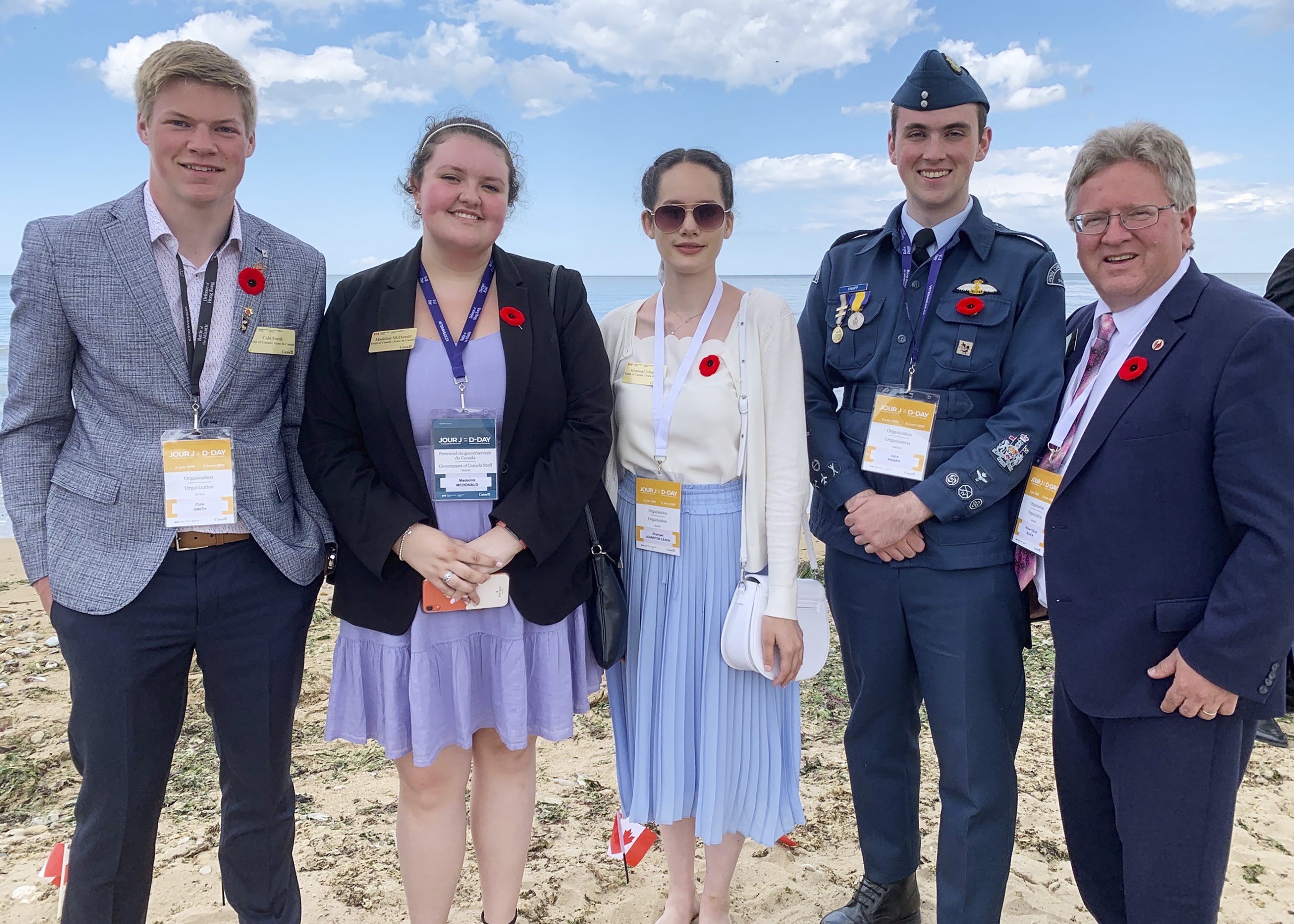 Le jeudi 6 juin 2019 — Le sénateur Rob Black est rejoint en Normandie, France, par quatre jeunes délégués canadiens choisis pour accompagner une délégation gouvernementale en France à l’occasion du 75e anniversaire du jour J et de la bataille de Normandie. La délégation est partie pour la France le 2 juin et a passé une semaine sur des sites importants. La semaine comprenait neuf cérémonies dans des cimetières de guerre et des monuments commémoratifs, dont celui de Juno Beach, le 6 juin. De gauche à droite, Cole Smith de la Saskatchewan, Madeline McDonald et Khamael Johnston de la Colombie-Britannique et Jace Knapton de l’Alberta.