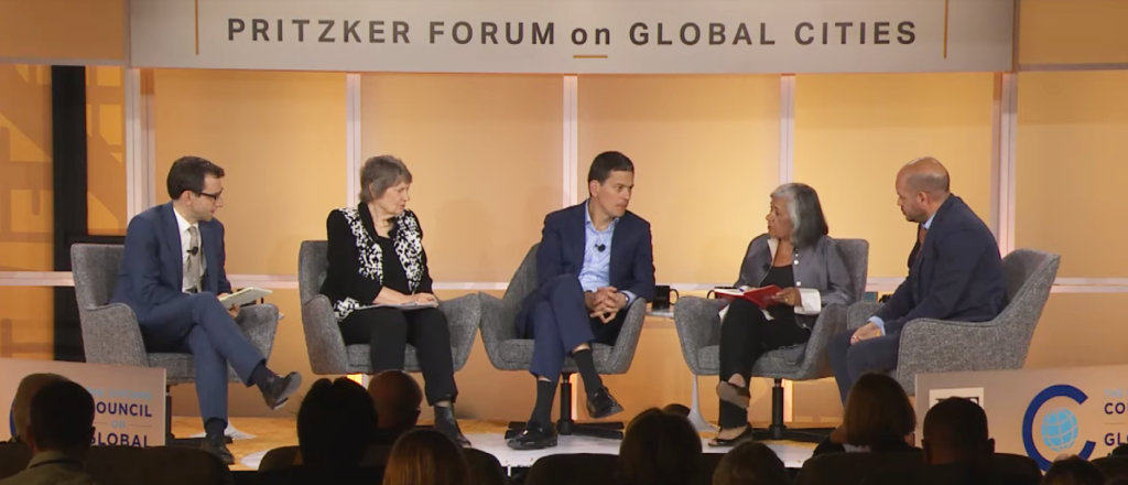 Le jeudi 6 juin 2019 — La sénatrice Ratna Omidvar parle des villes et de la migration au Pritzker Forum on Global Cities à Chicago, Illinois. La sénatrice Omidvar est rejointe (de gauche à droite) par le rédacteur en chef du Financial Times, Andrew Edgecliffe-Johnson, l’ancienne première ministre de la Nouvelle-Zélande, la très honorable Helen Clark, le président et directeur général de l’International Rescue Committee, David Miliband, et maire adjoint de la Ville d’Athènes, Lefteris Papagiannakis.