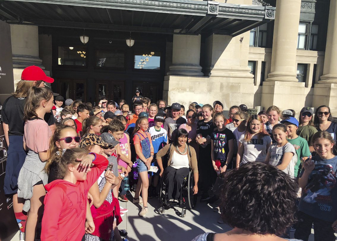 Le lundi 17 juin 2019 — La sénatrice Chantal Petitclerc a eu le plaisir de rencontrer des élèves dynamiques de son village natal de Portneuf, Québec, qui étaient en visite à la Cité parlementaire du Canada.