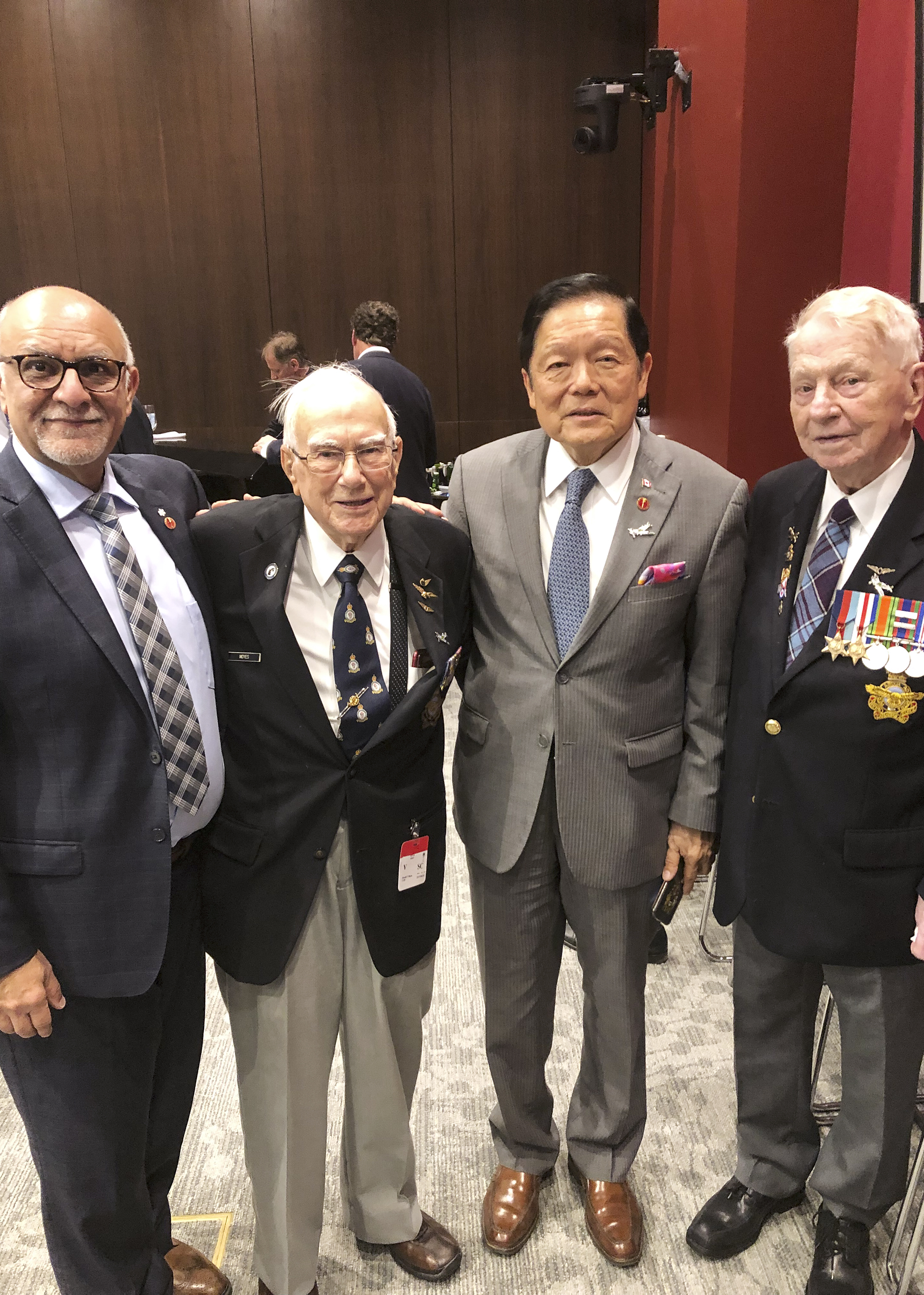 Le mardi 4 juin 2019 — Les sénateurs Mohamed-Iqbal Ravalia (à l’extrême gauche) et Victor Oh (deuxième à droite) rencontrent les vétérans Robert Bradley (deuxième à gauche) et Ronald Moyes (à l’extrême droite) à l’occasion de la 13e Journée annuelle de l’armée de l’air sur la Colline du Parlement. La journée est une occasion pour les parlementaires de rendre hommage aux membres de l’Aviation royale canadienne (ARC) pour leur courage, leur bravoure et leur service.