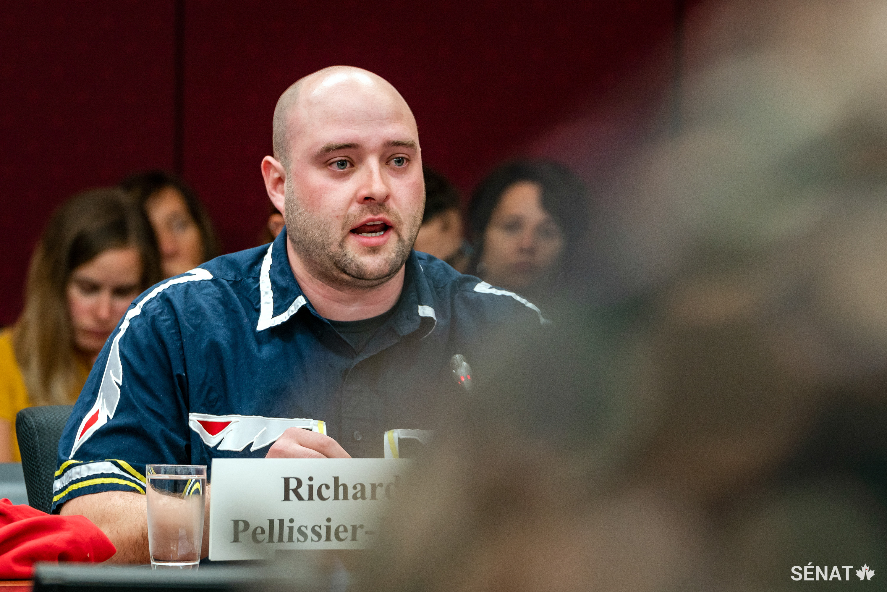 Richard Pellissier-Lush, 30 ans, membre des Premières Nations de l’Île-du-Prince-Édouard, n’a pu contenir ses larmes en témoignant des lacunes du régime de placement en famille d’accueil, qui expose les enfants autochtones à des risques. « Nous allons perdre ces jeunes si nous ne reconnaissons pas cette situation, si nous ne travaillons pas ensemble pour ramener ces jeunes à risque dans un système qui les soutient, au sein de leurs communautés, dans un mode de vie sain », a-t-il déclaré.