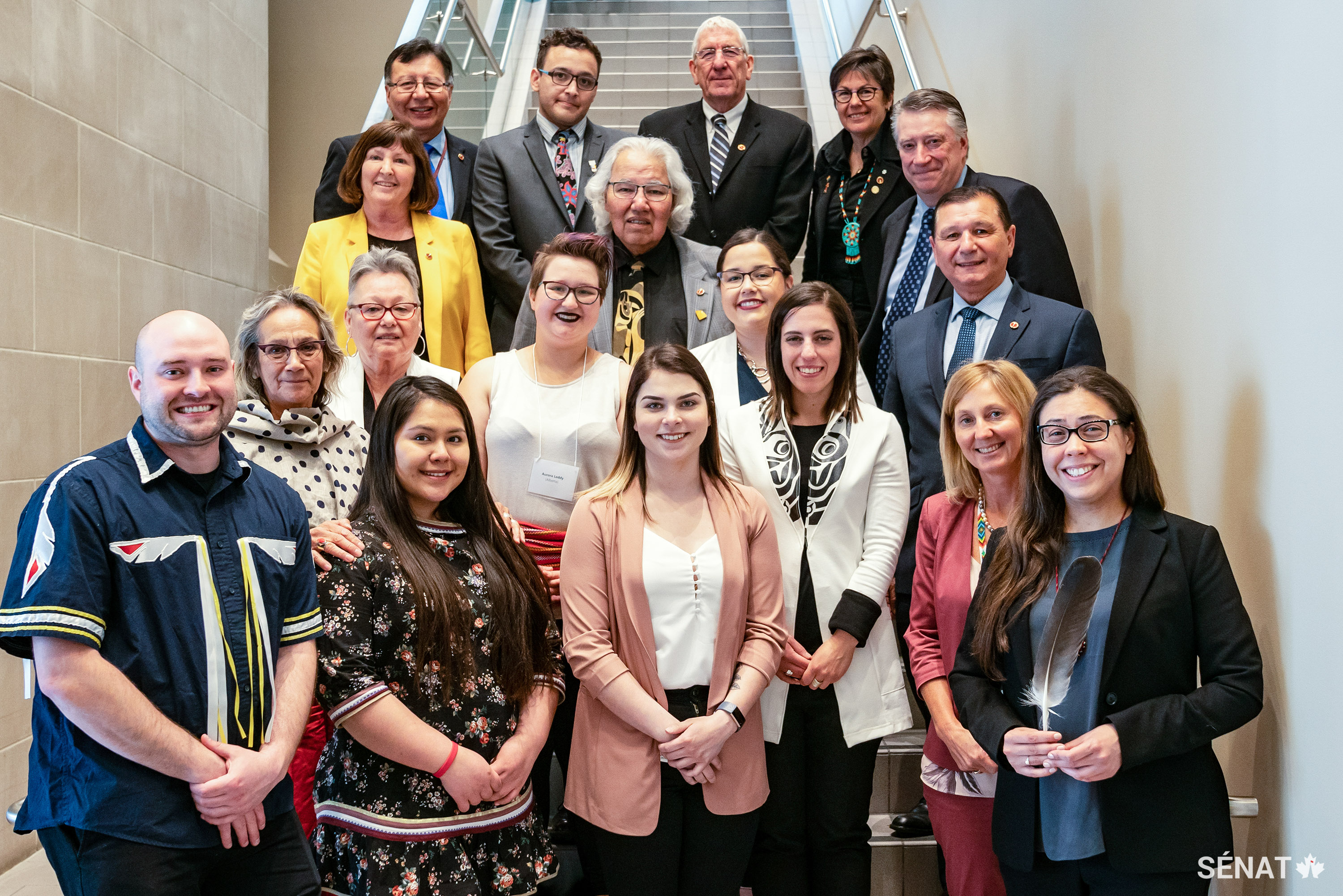 Les sénateurs Mary Jane McCallum, Sandra M. Lovelace Nicholas, Patti LaBoucane-Benson, Mary Coyle, Murray Sinclair, Brian Francis, Dan Christmas, Norman E. Doyle, Kim Pate et Scott Tannas en compagnie des participants de Vision autochtone au Sénat dans l’édifice du Sénat du Canada, le 5 juin 2019.