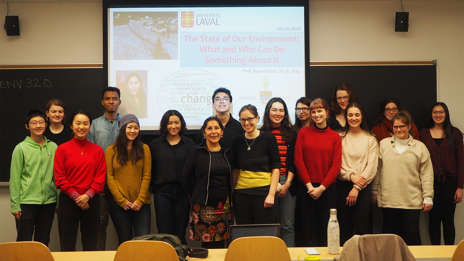 La sénatrice Rosa Galvez rencontre des étudiants de troisième année à l’Université de Toronto après avoir donné un cours sur la politique nationale en matière d’environnement.