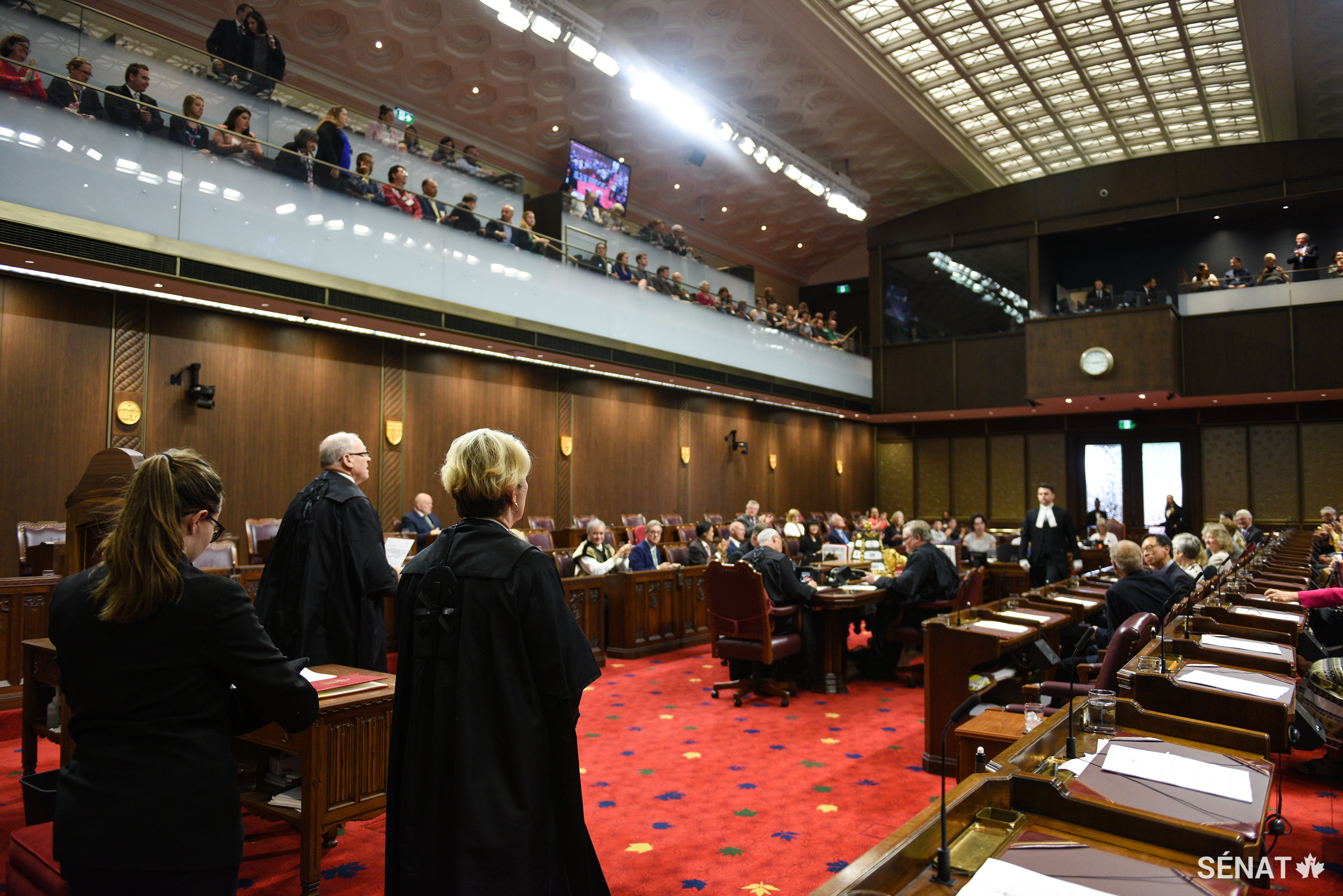 Le Président peut demander aux sénateurs s’ils consentent à « ne pas voir l’horloge » et ainsi à poursuivre leurs travaux au lieu de procéder à la suspension habituelle du soir de 18 heures.