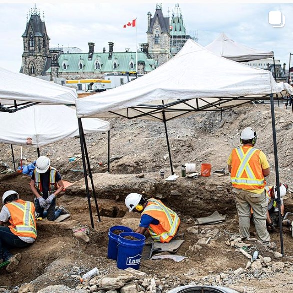 Image d'archéologues qui fouillent la Colline en vue des travaux de rénovations