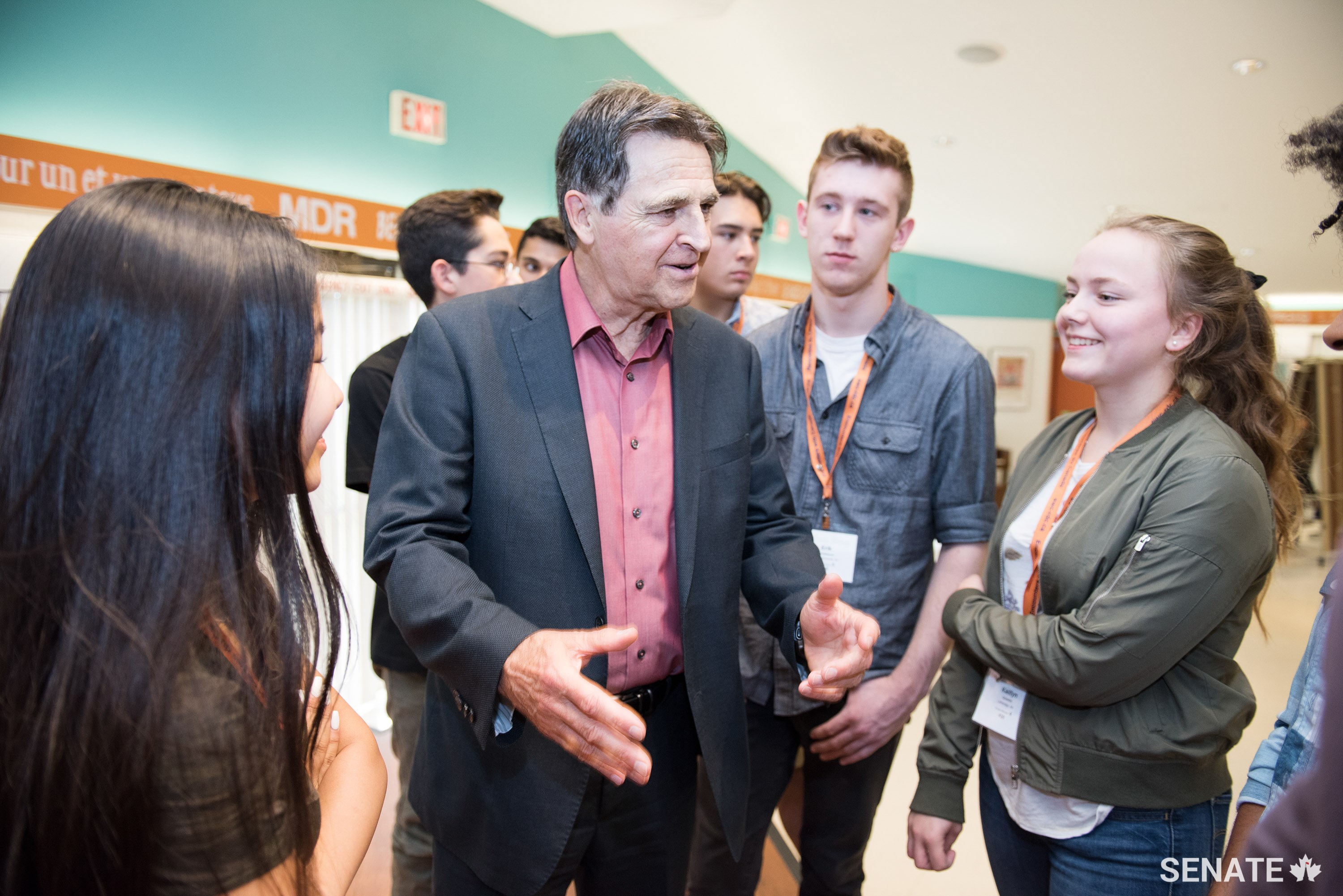 Senator McIntyre speaks with high school students in Ottawa on September 11, 2017, about the importance of clearing Canada’s backlogged courts and about the role of a senator.