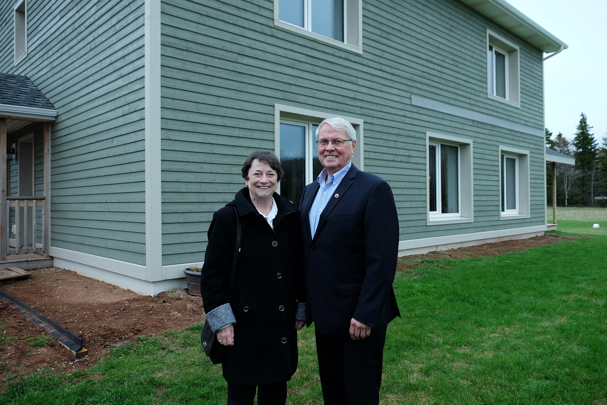 Senator Richard Neufeld and Senator Diane F. Griffin visit a resident’s home in Prince Edward Island during a Senate Committee on Energy, the Environment and Natural Resources fact-finding mission on a low-carbon economy in May 2017.