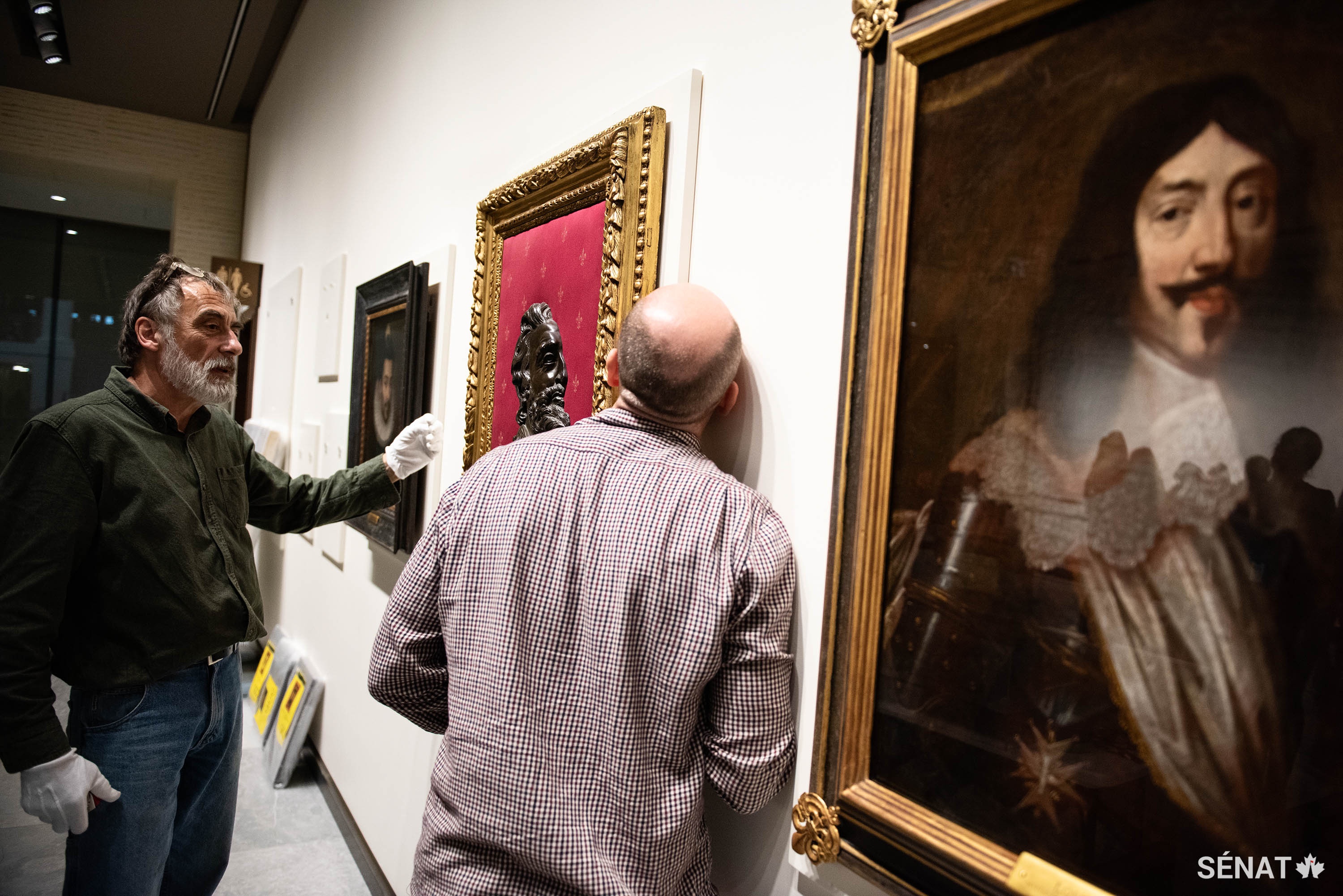 Le portrait en relief de bronze du roi Henri IV fait l’objet de légers ajustements pendant que son fils, le roi Louis XIII, regarde ce qui se passe. Henri IV a rétabli la paix en France et favorisé le développement des colonies de ce pays dans le Nouveau Monde avant sa mort, en 1610. Louis XIII a eu moins de chance. Pendant son règne, le peuplement des colonies a diminué, tout comme le commerce des fourrures, et en 1629, Québec a capitulé devant les Anglais. Même si la ville a été cédée à la France trois ans plus tard, les affaires n’ont jamais complètement repris.