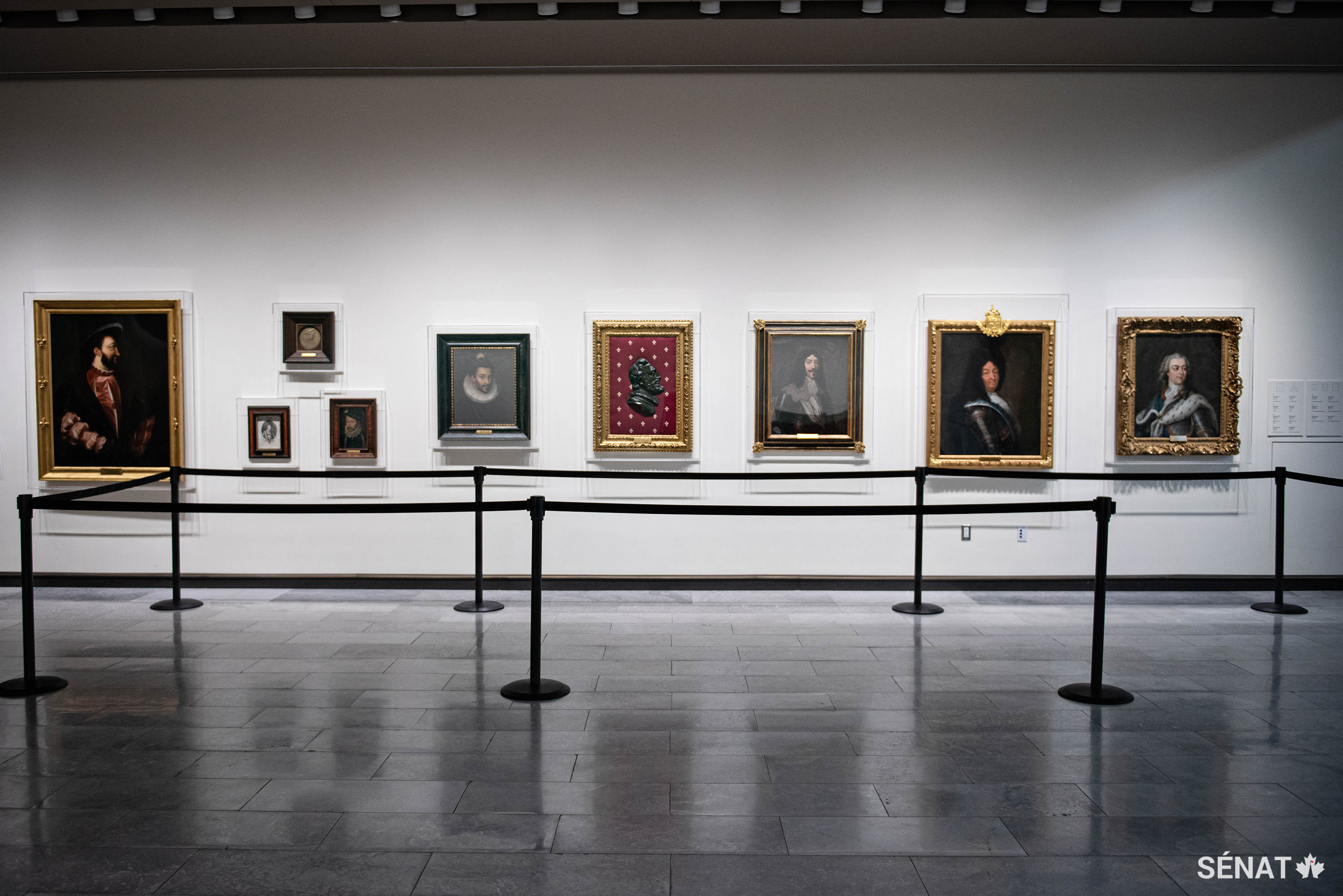 Les portraits des rois de France, qui se trouvaient auparavant dans le Salon de la Francophonie de l’édifice du Centre, sont illuminés dans leur nouvel emplacement, dans l’édifice du Sénat du Canada. Le portrait du roi François Ier, qui a envoyé l’explorateur Jacques Cartier au Nouveau Monde, en 1534, et qui régnait au début de la Renaissance française, se trouve à l’extrême gauche.