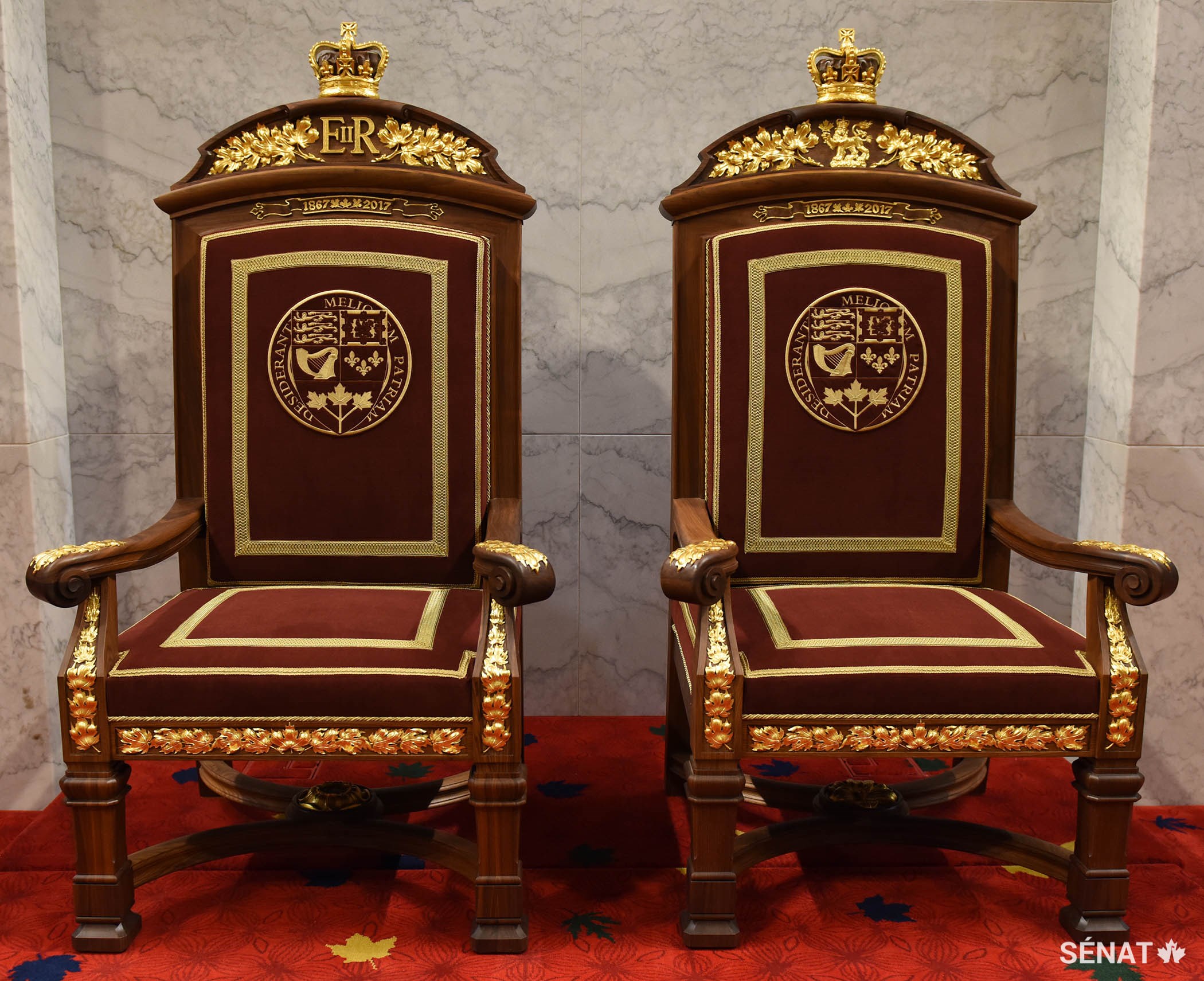Les trônes ont été fabriqués à la main à Montréal par de talentueux ébénistes, rembourreurs, sculpteurs et finisseurs.