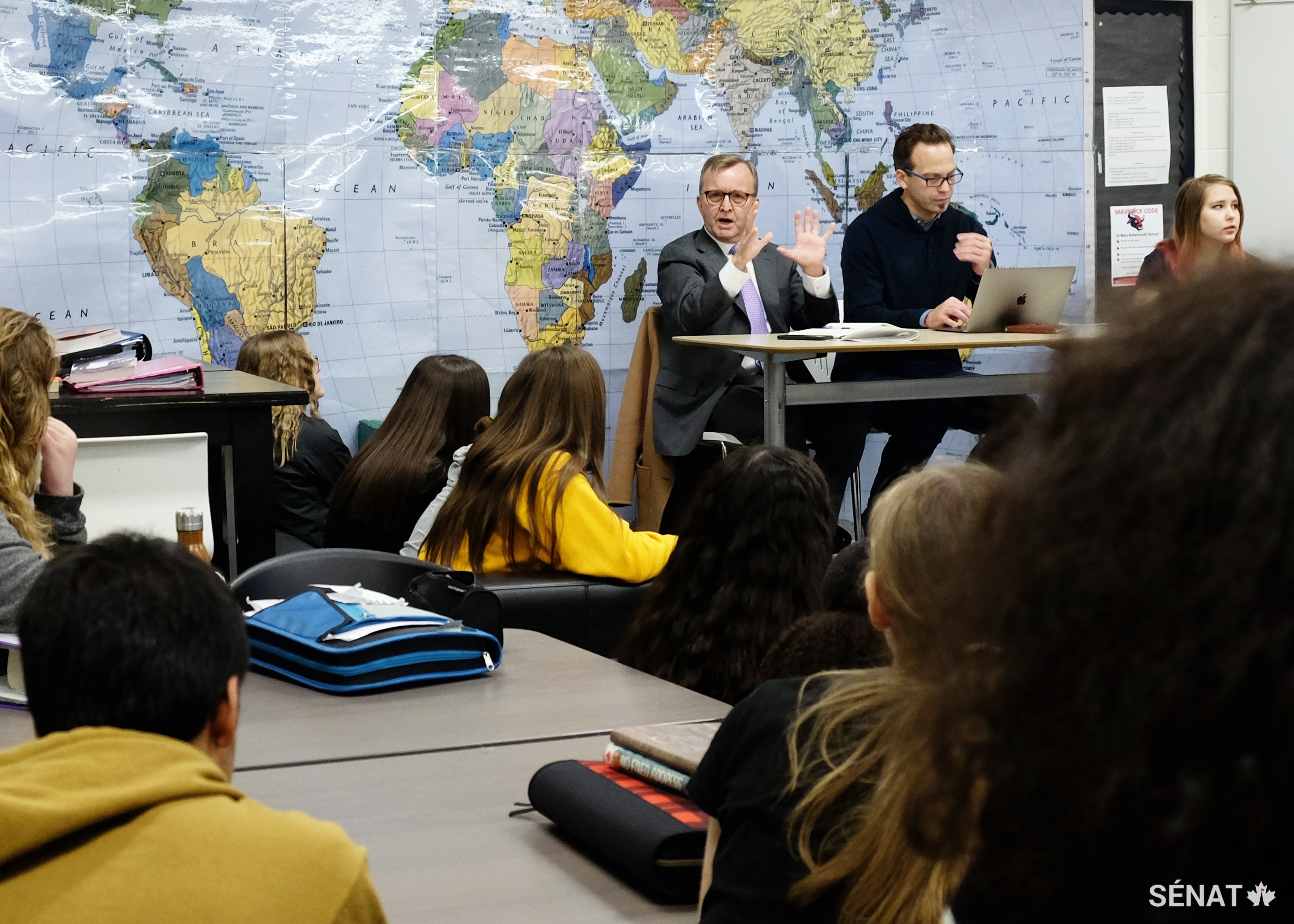 Le sénateur Grant Mitchell répond aux questions des élèves de l’école Mary Butterworth d’Edmonton, pendant que le directeur général du Centre pour l’éducation mondiale, Terry Godwaldt, s’occupe de la vidéoconférence.