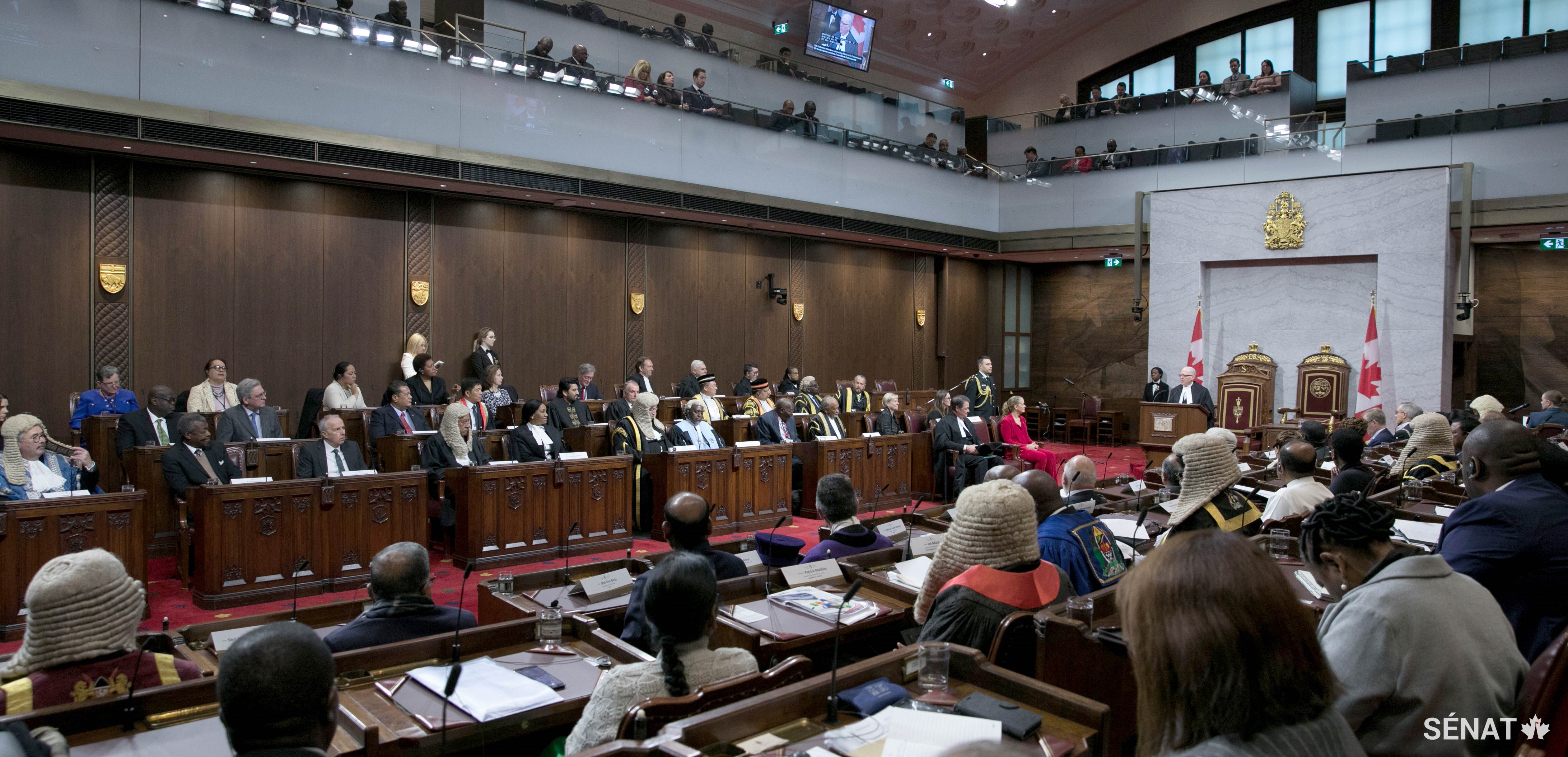 Le Président Furey souhaite la bienvenue aux présidents d’assemblée des parlements du Commonwealth lors de la cérémonie d’ouverture de la conférence.