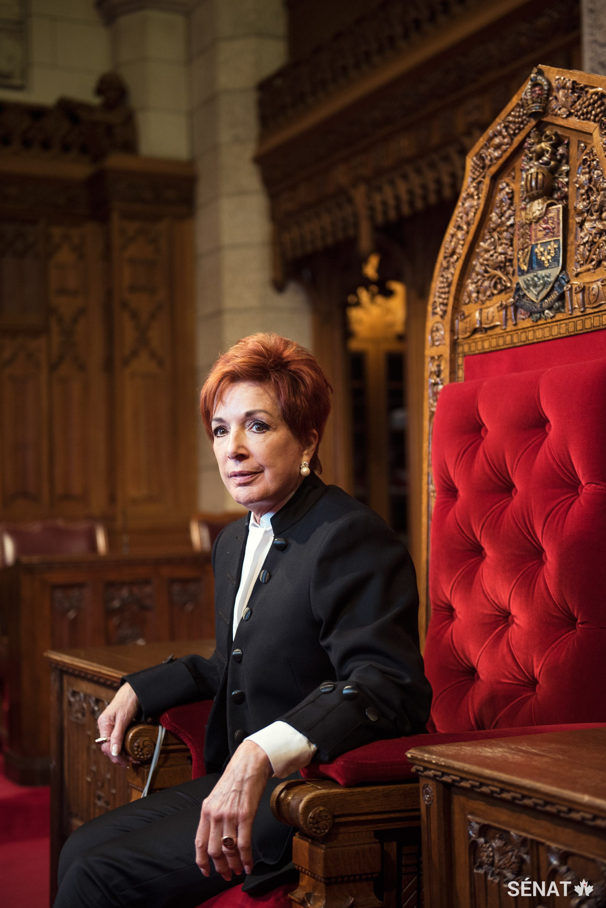 La sénatrice Nicole Eaton assise dans le fauteuil du Président, à la Chambre rouge. Elle a agi à titre de Présidente intérimaire de 2015 jusqu’à sa retraite, en janvier 2020.