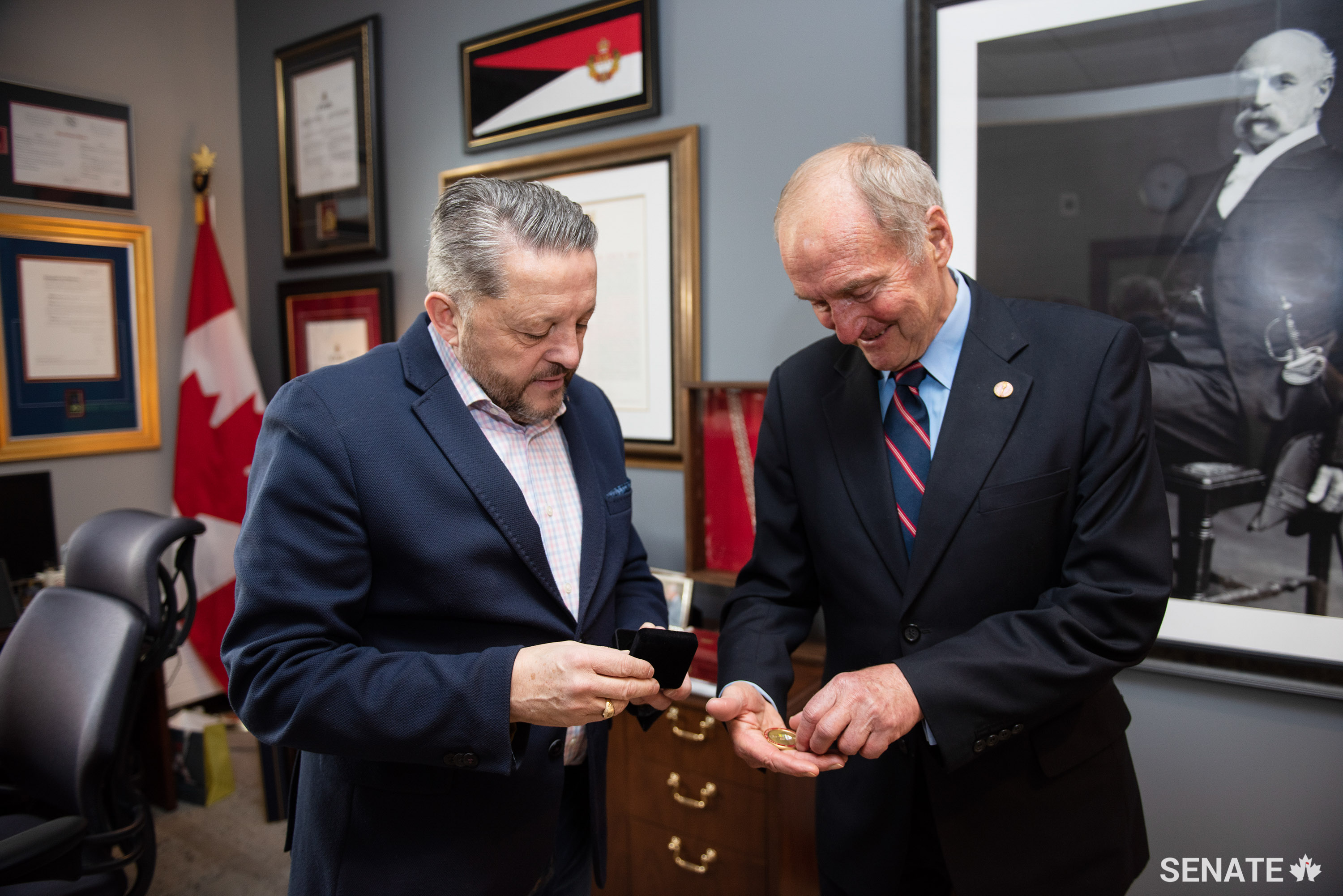 Le sénateur Day en compagnie de l’huissier du bâton noir, J. Greg Peters, dans le bureau de l’huissier, à l’édifice du Sénat du Canada, le 13 décembre 2019.