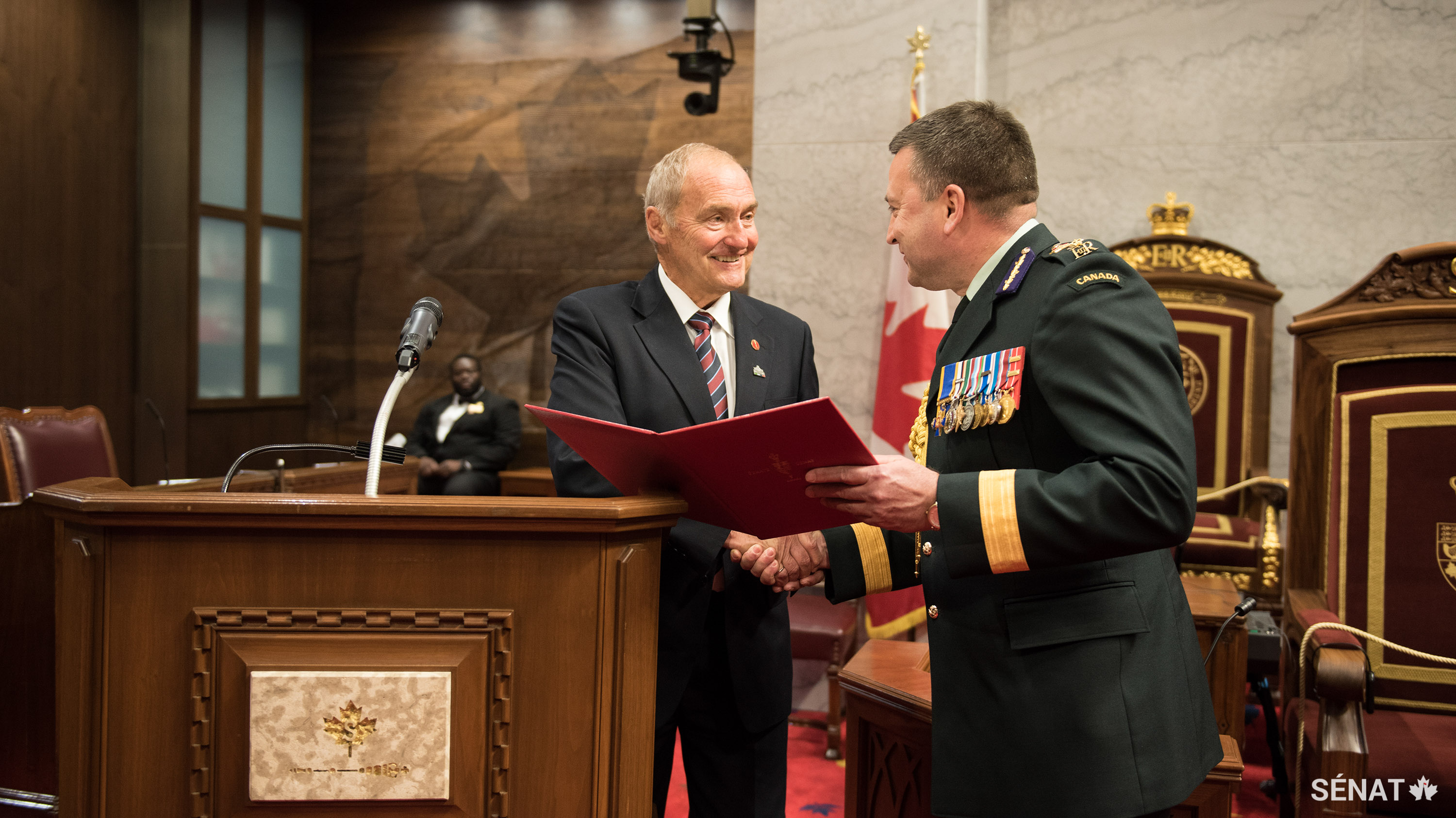 Le sénateur Day remet la médaille du 150e anniversaire du Sénat à Guy Chapdelaine, aumônier général des Forces armées canadiennes, le 9 avril 2019.