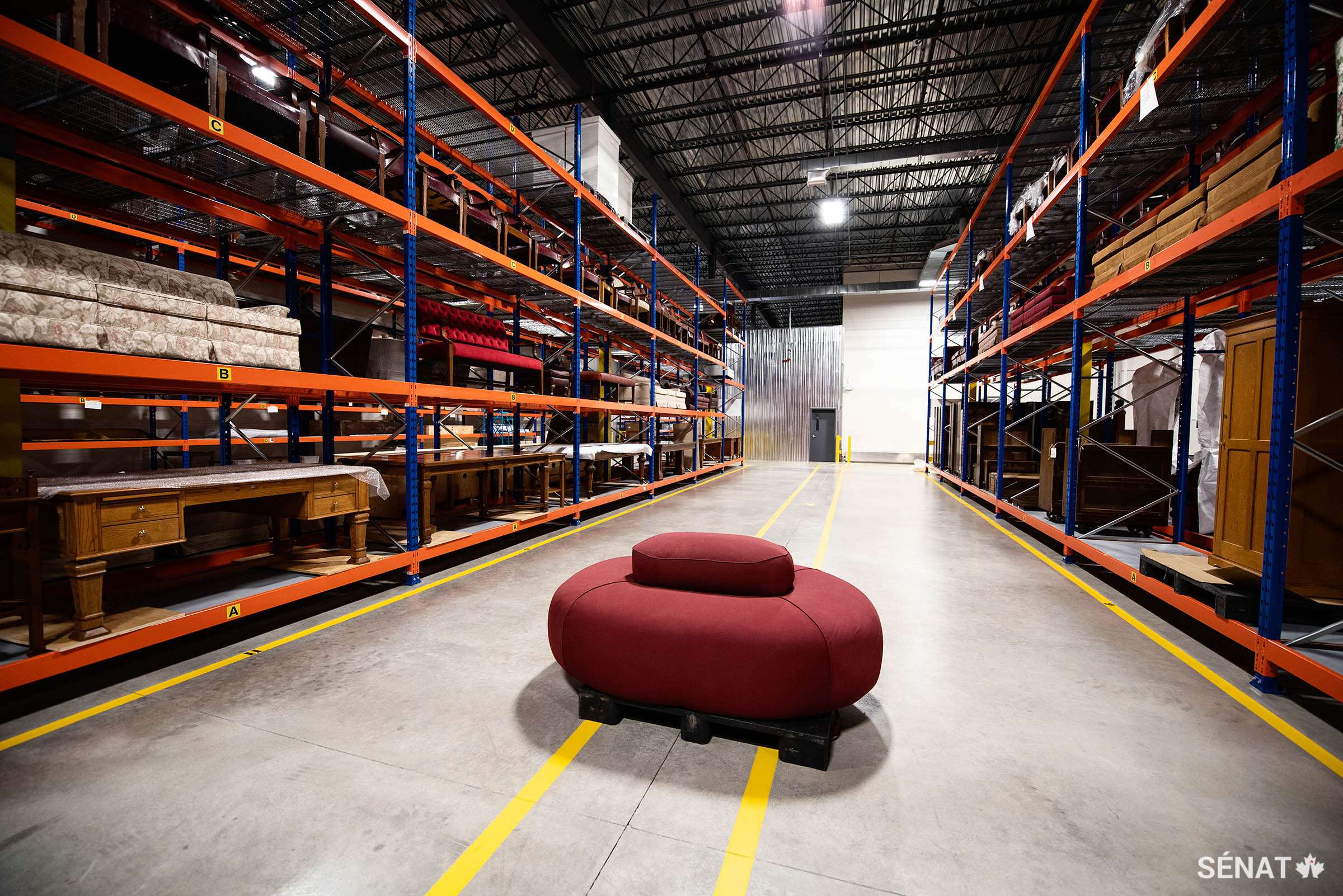 Le sac de laine a occupé l’avant-scène lors des cérémonies du Sénat pendant sept décennies. Il est maintenant stocké dans un entrepôt à Gatineau, au Québec.