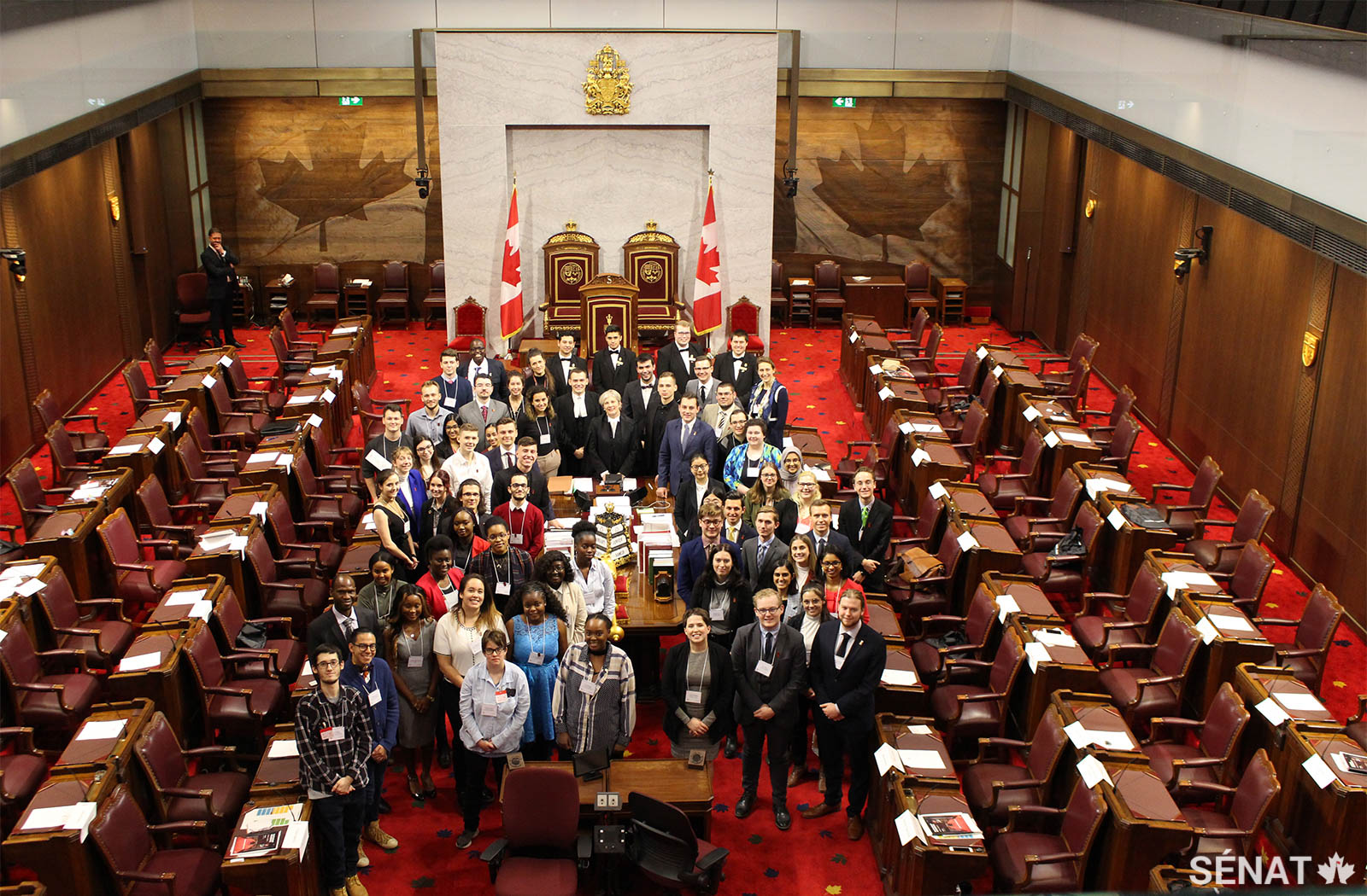 Les étudiants qui ont joué les rôles de sénateurs, de télédiffuseurs et de journalistes posent pour une photo de groupe après la première journée de la simulation du Sénat.