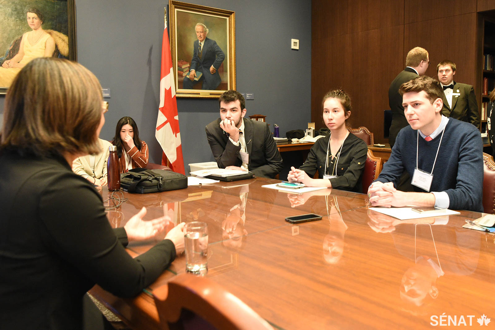 Davis Legree, Rebecca Kwan et Zachary Robichaud (de droite à gauche), qui incarnent des journalistes, interviewent la sénatrice Yonah Martin dans la salle de lecture des sénateurs après l’allocution de cette dernière devant les participants à la simulation du Sénat.