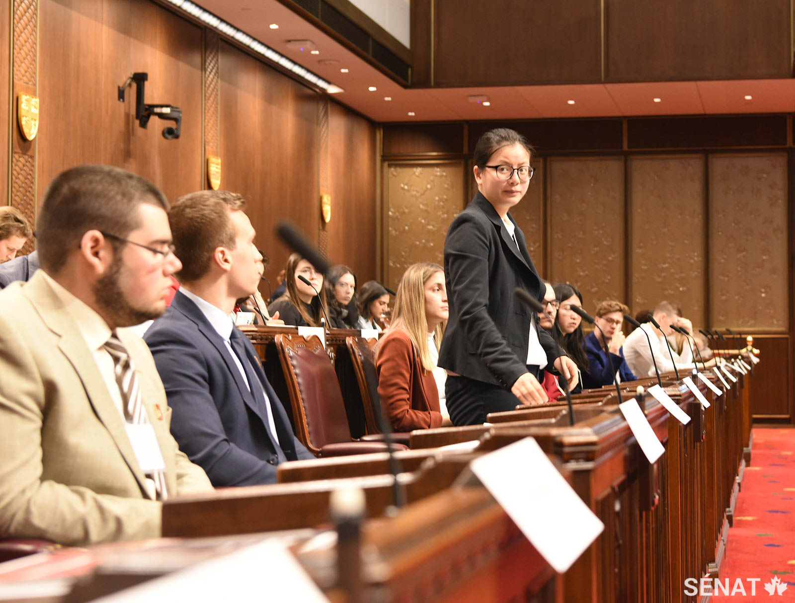 Une des participantes marque une pause pendant son discours à la Chambre rouge. Environ 60 étudiants de l’Université Carleton, de l’Université d’Ottawa et de l’Université du Québec en Outaouais ont participé à la simulation.