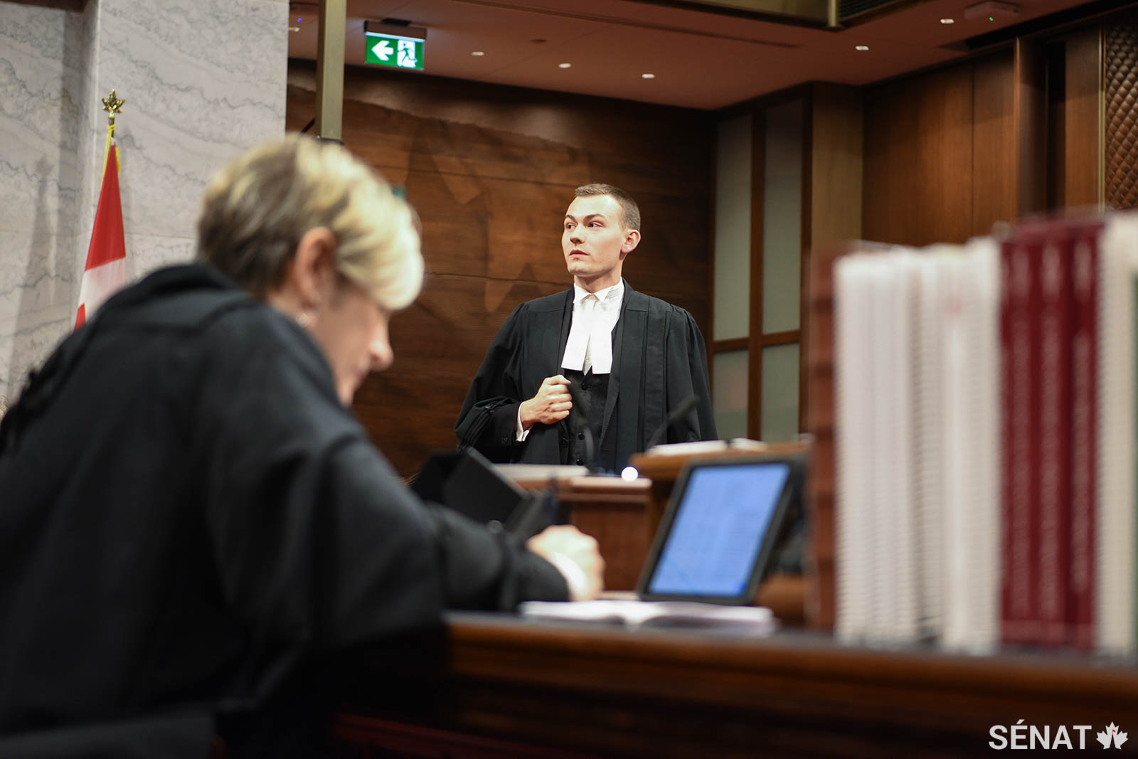 Dan Hux, bénévole de l’Association étudiante des études internationales et politiques de l’Université d’Ottawa, a offert un soutien en matière de procédure aux participants dans la Chambre sous le mentorat de la greffière principale du Sénat, Cathy Piccinin.