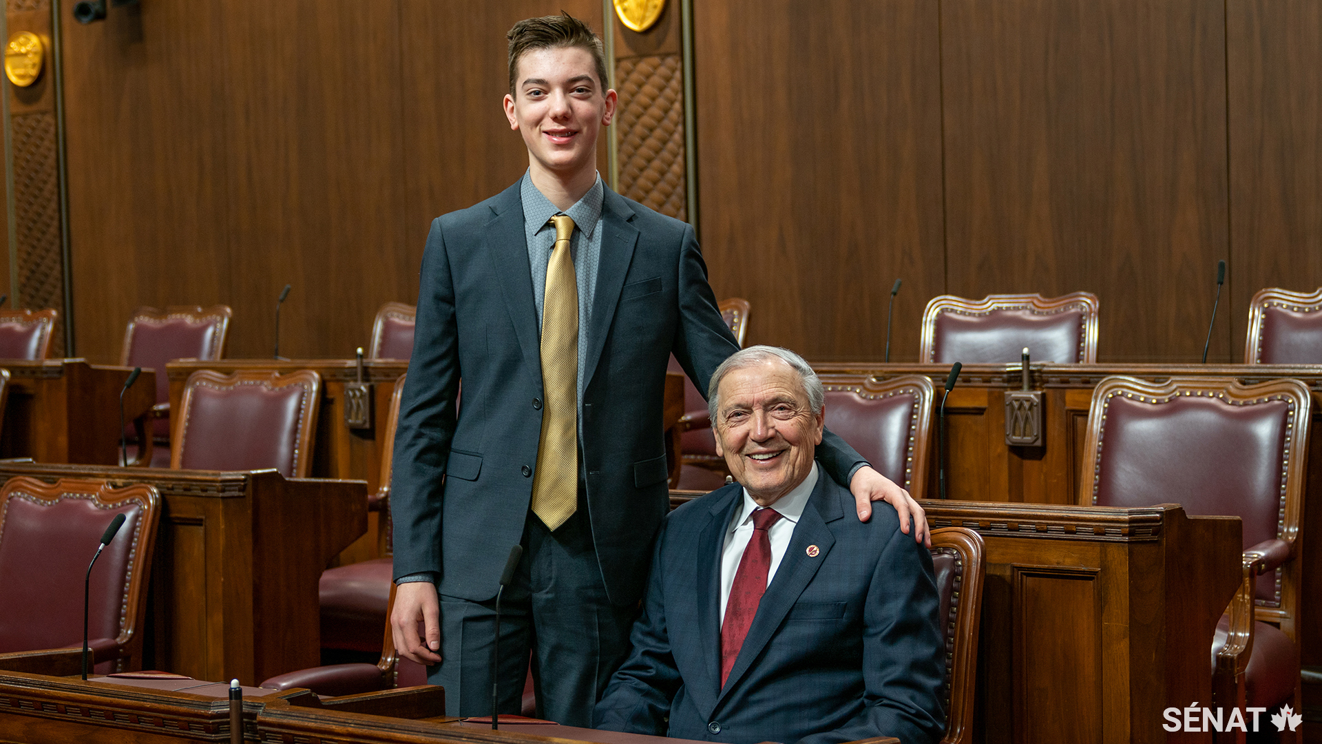 Le sénateur Tkachuk et son petit-fils Brady profitent d’un moment de calme dans la Chambre du Sénat en 2020.