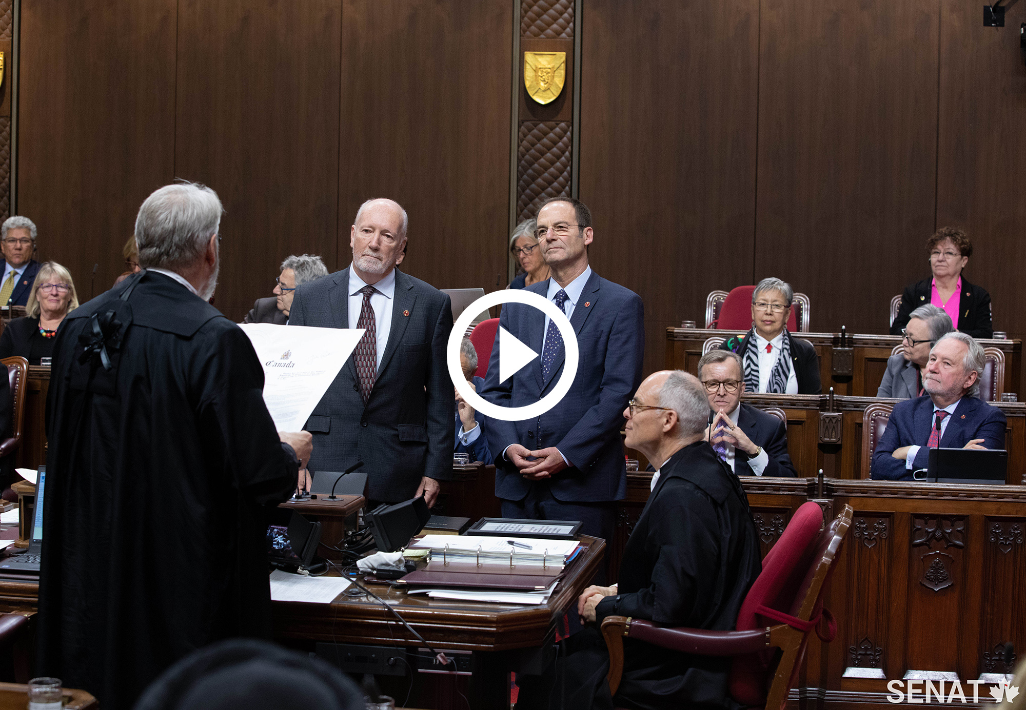 Le sénateur Brent Cotter est assermenté à l’intérieur de la Chambre du Sénat, le 4 février 2020, alors que le sénateur Marc Gold observe.