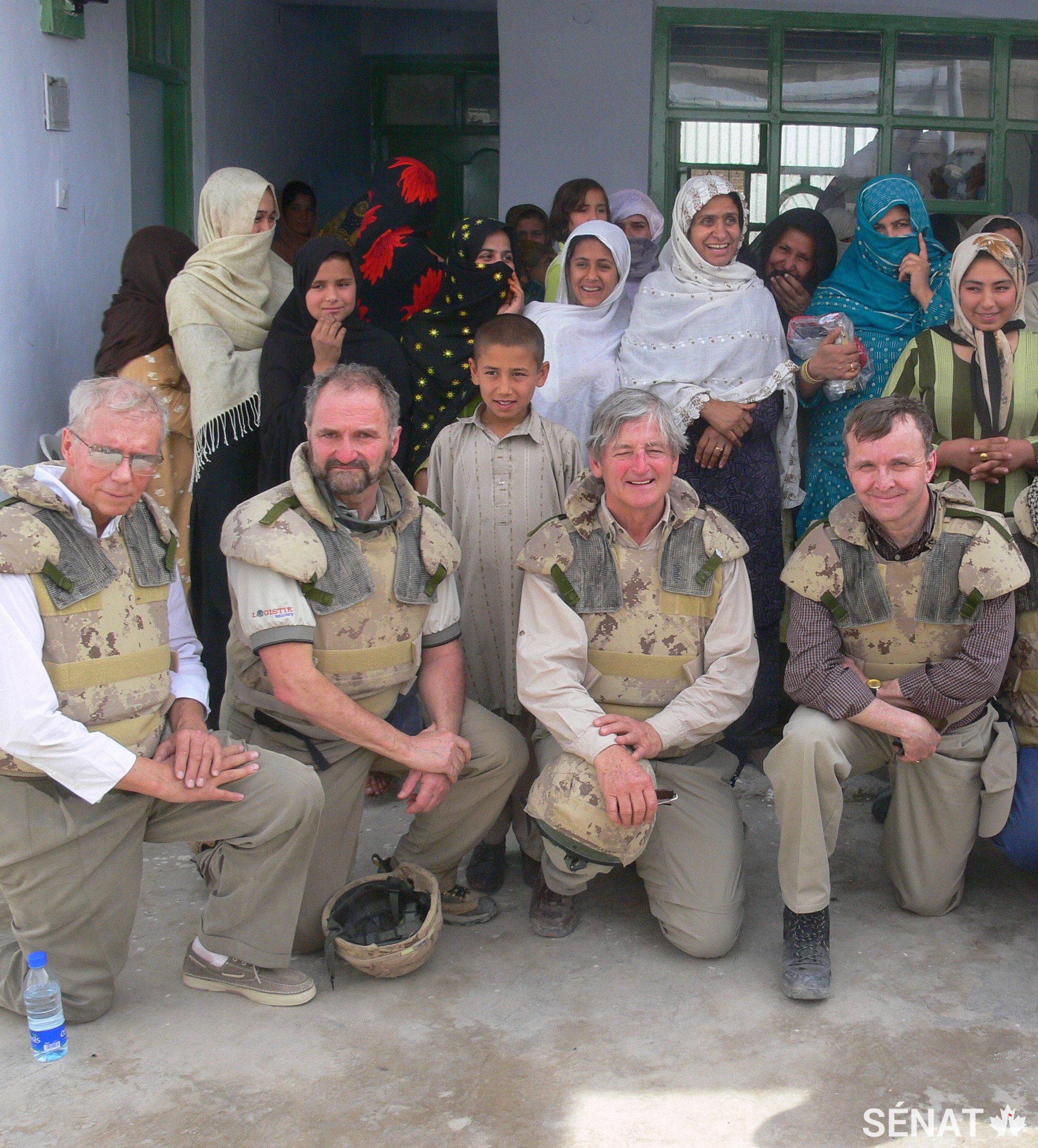 Le sénateur Grant Mitchell (à droite) rencontre les participantes d’un programme de formation professionnelle pour femmes en Afghanistan avec d’autres membres du comité sénatorial de la défense.