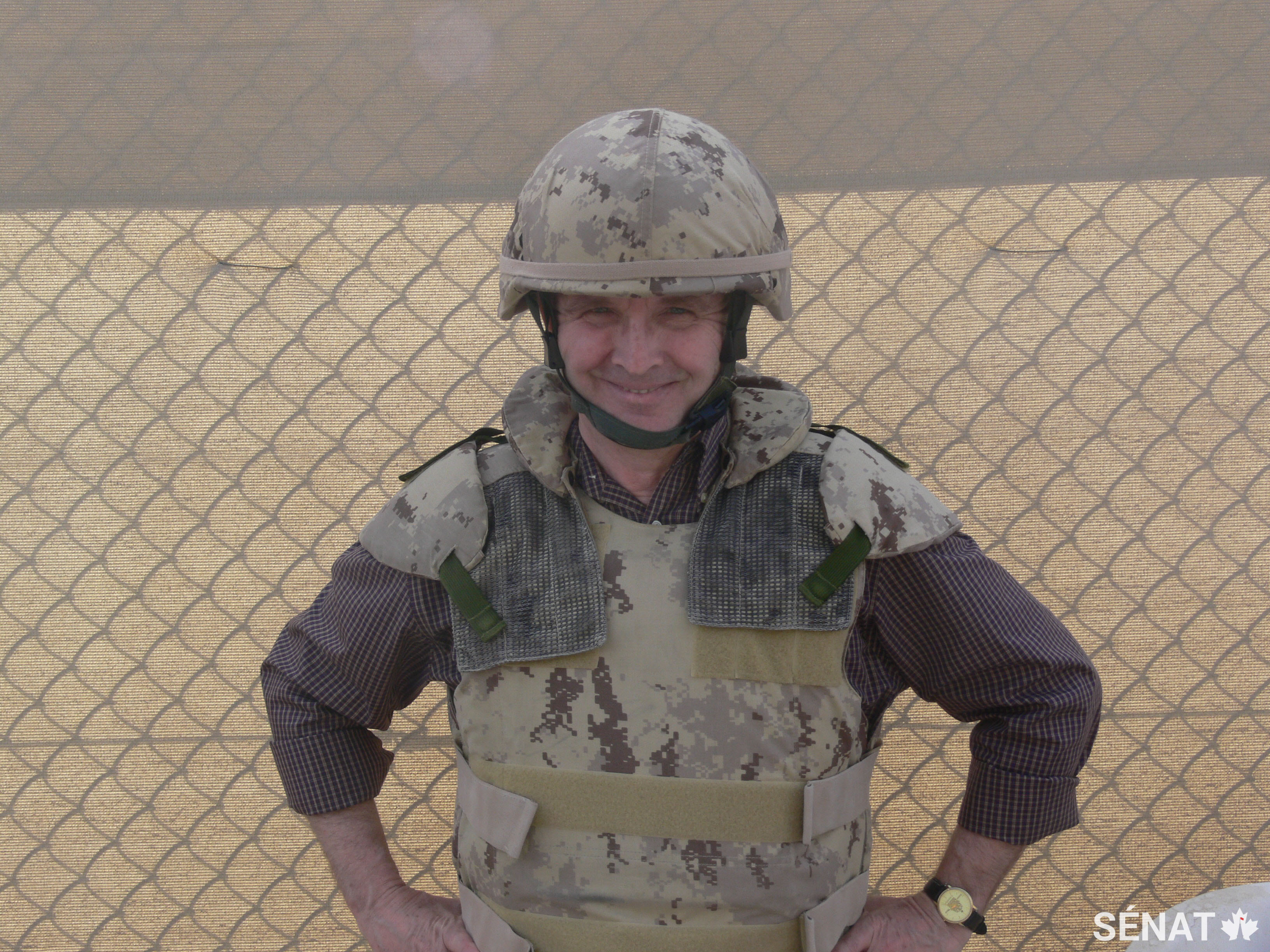 Le sénateur Grant Mitchell lors d’une mission d’étude en Afghanistan avec le Comité sénatorial de la sécurité nationale et de la défense en 2008.