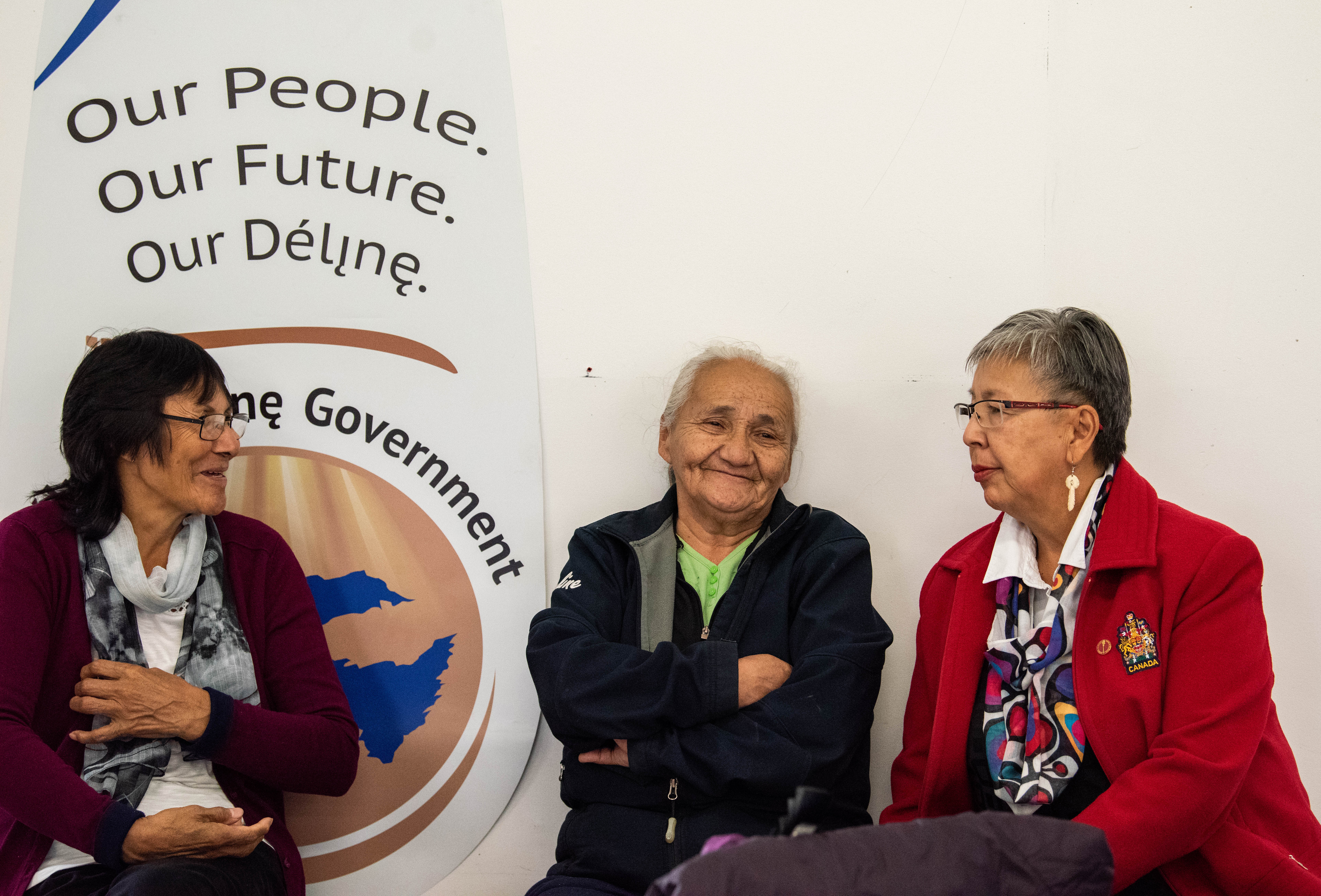 Senator Dyck speaks with members of the Délı̨nę community in the Northwest Territories on September 11, 2018, during a fact-finding mission with the Senate Committee on Aboriginal Peoples.