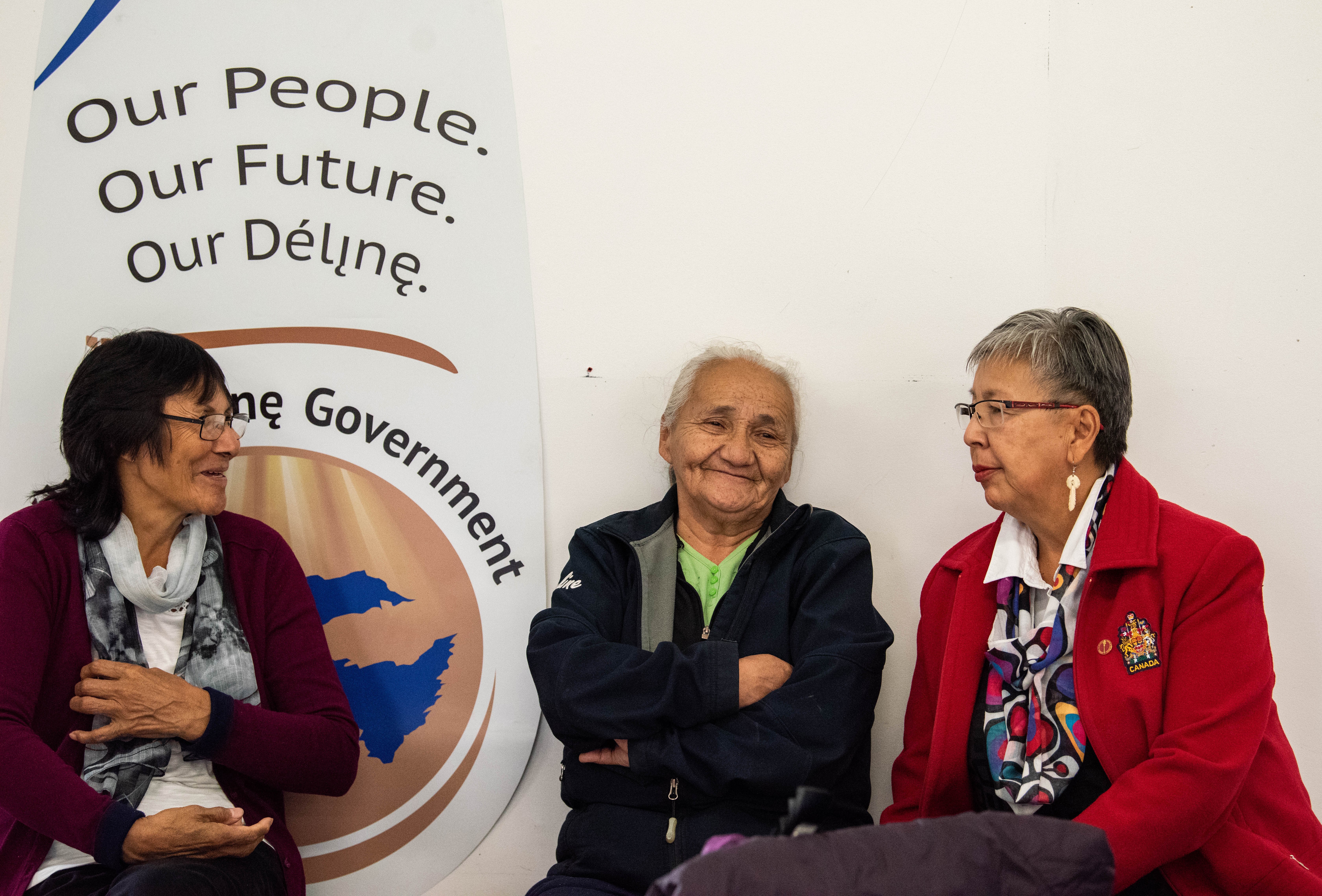 Senator Dyck speaks with members of the Délı̨nę community in the Northwest Territories on September 11, 2018, during a fact-finding mission with the Senate Committee on Aboriginal Peoples.