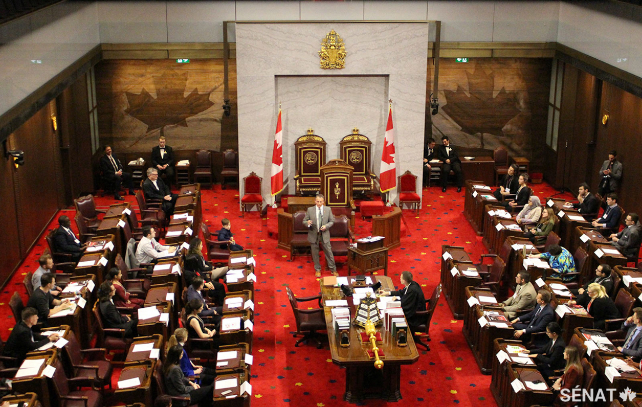 Le sénateur Wells effectue une présentation devant les participants de la toute première simulation du Sénat, en janvier 2020, au cours de laquelle des étudiants ont débattu de projets de loi, ont découvert la procédure parlementaire et ont exploré divers enjeux.