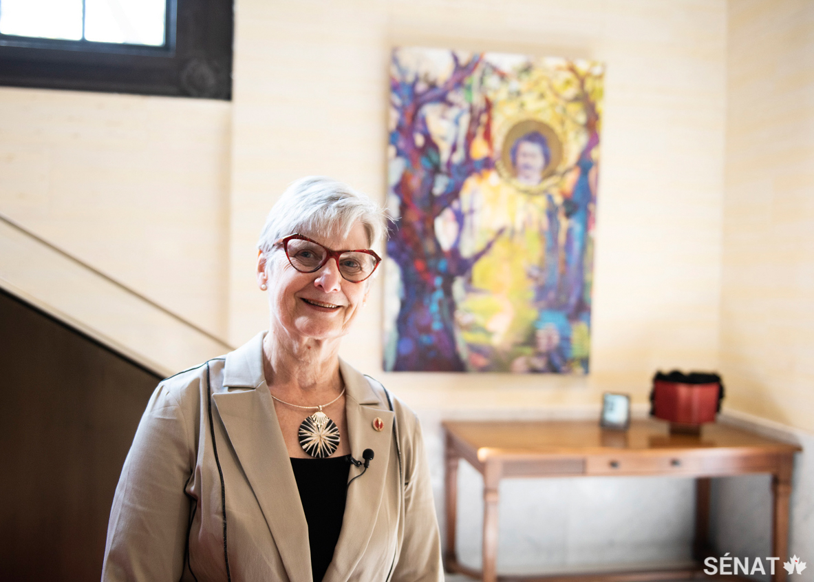 La sénatrice Bovey a supervisé l’installation de deux œuvres d’artistes noirs canadiens à l’édifice du Sénat du Canada, dans le cadre d’une nouvelle initiative qui vise à honorer les artistes noirs du pays.