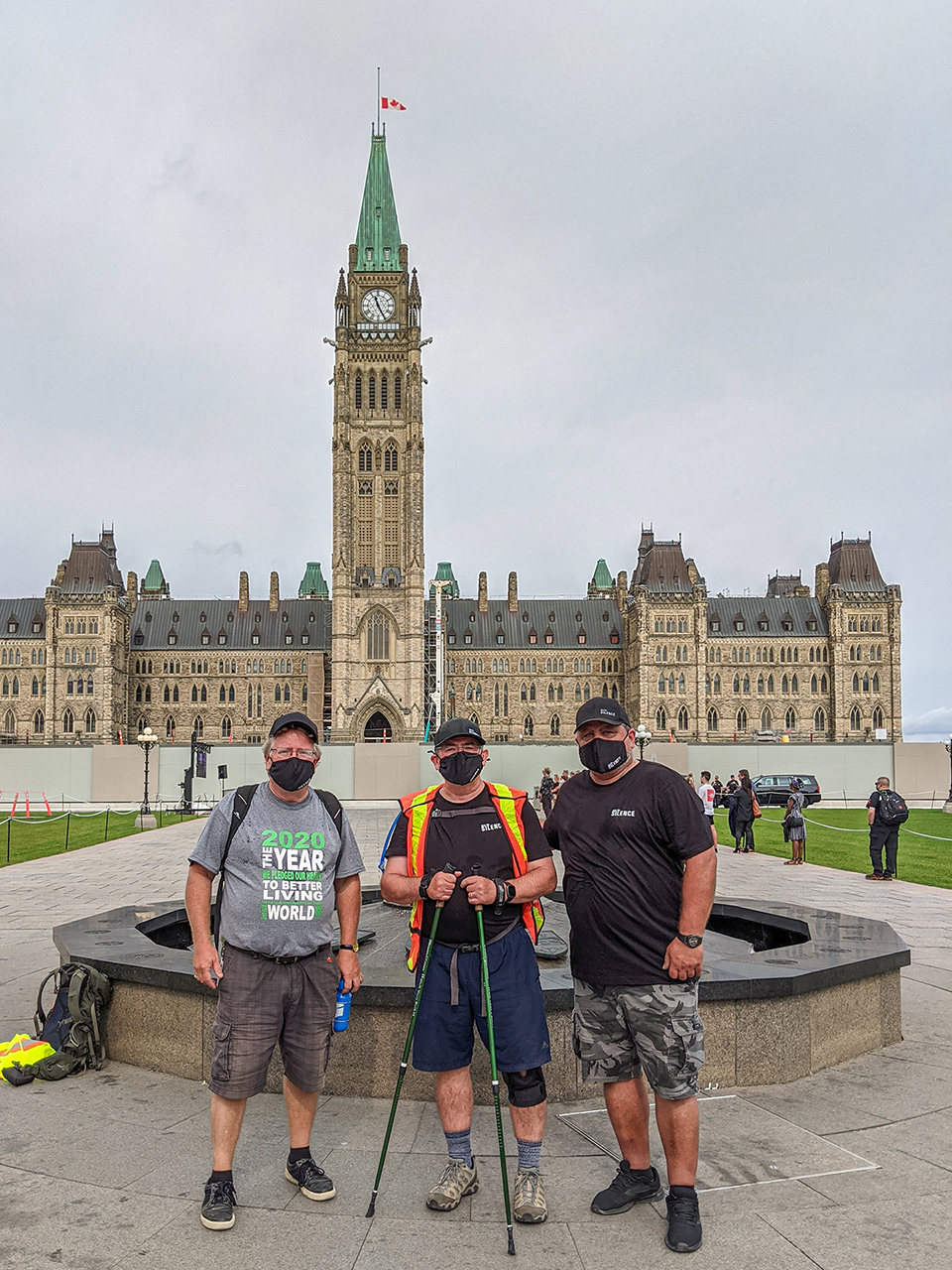 Le dimanche 27 septembre 2020 — Le sénateur Robert Black se joint à Neil Dunsmore, conseiller municipal du canton de Centre Wellington, pour la dernière étape de la marche de 531 kilomètres que le conseiller a entrepris entre le canton de Wellington et la Ville d’Ottawa, dans le cadre d’une activité de sensibilisation à la santé mentale.