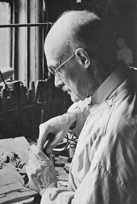 Le sculpteur sur bois Elzéar Soucy.