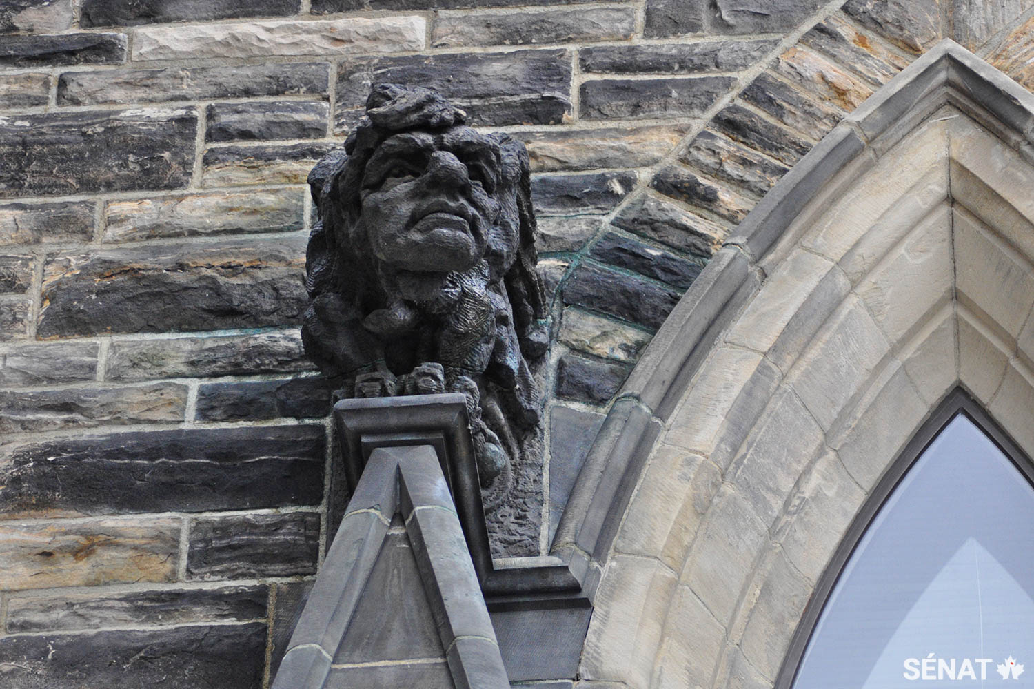 Les sculpteurs de l’édifice du Centre ont immortalisé l’architecte John A. Pearson en sculptant un <a href='https://sencanada.ca/fr/sencaplus/comment-pourquoi/gargouilles-et-grotesques-les-sinistres-sentinelles-de-la-colline-du-parlement/' target='_blank'>grotesque</a> à son image sur la façade sud de l’édifice.