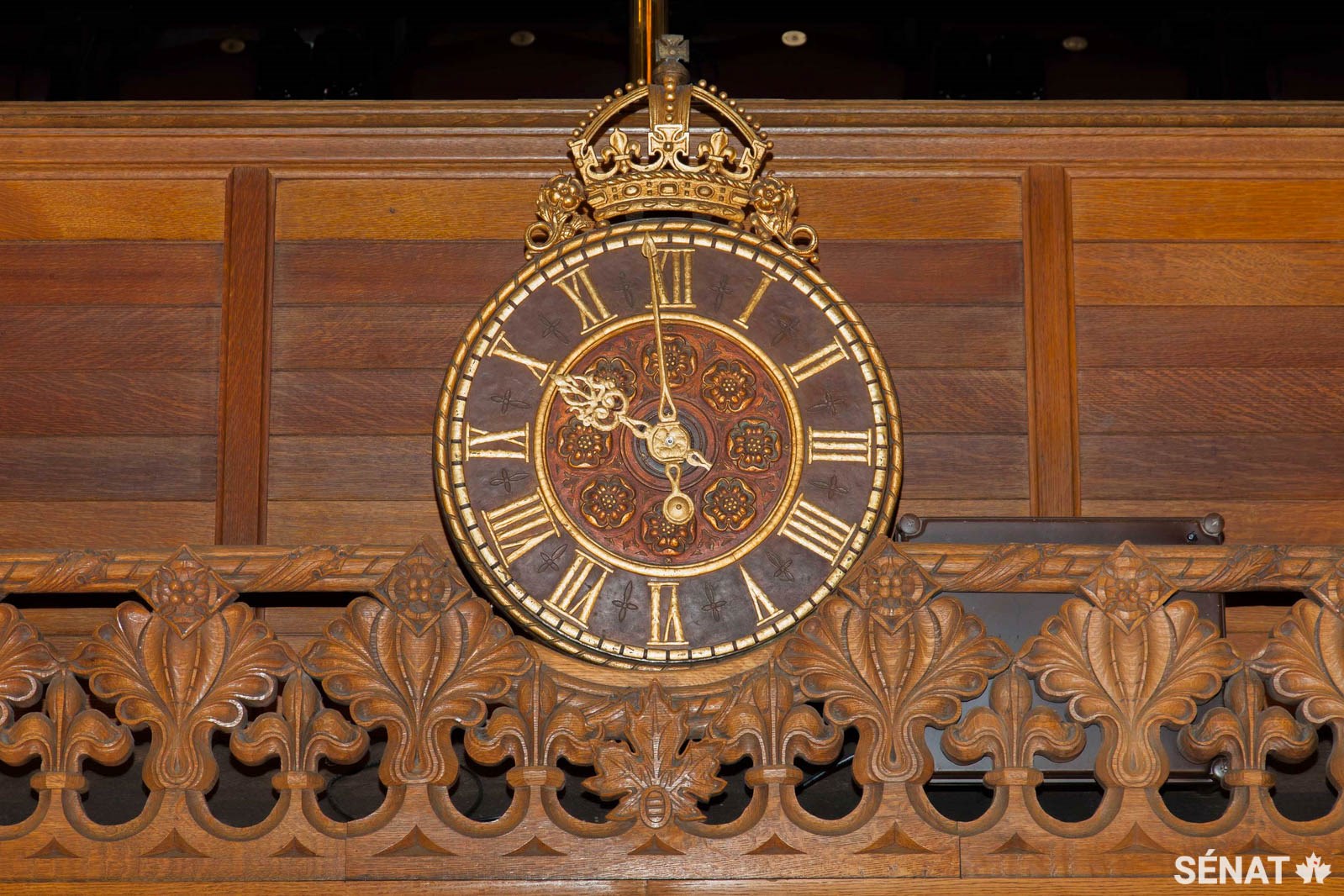 L’horloge qui surplombe l’entrée de la Chambre du Sénat comprend un logo partiellement dissimulé de l’équipe de hockey des Sénateurs d’Ottawa. Le logo a été ajouté dans les années 1920 par un des sculpteurs qui travaillaient sous la direction d’Elzéar Soucy.