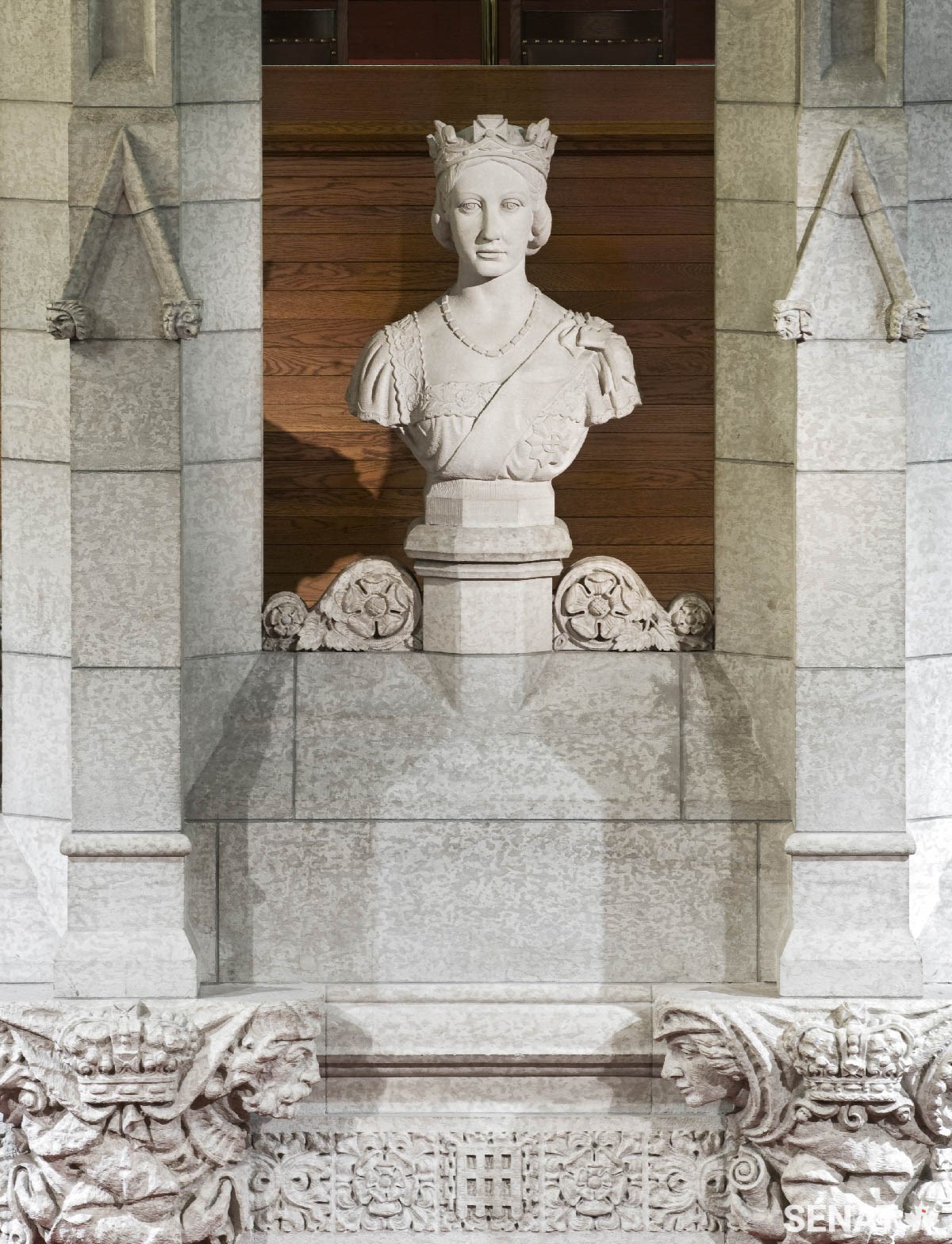 Dans la Chambre du Sénat, Cléophas Soucy et les membres de son équipe ont conçu la toile de fond de l’estrade du Président. L’espace est orné de têtes stylisées de courtisans médiévaux, et surmontée d’un buste en marbre de la reine Victoria.