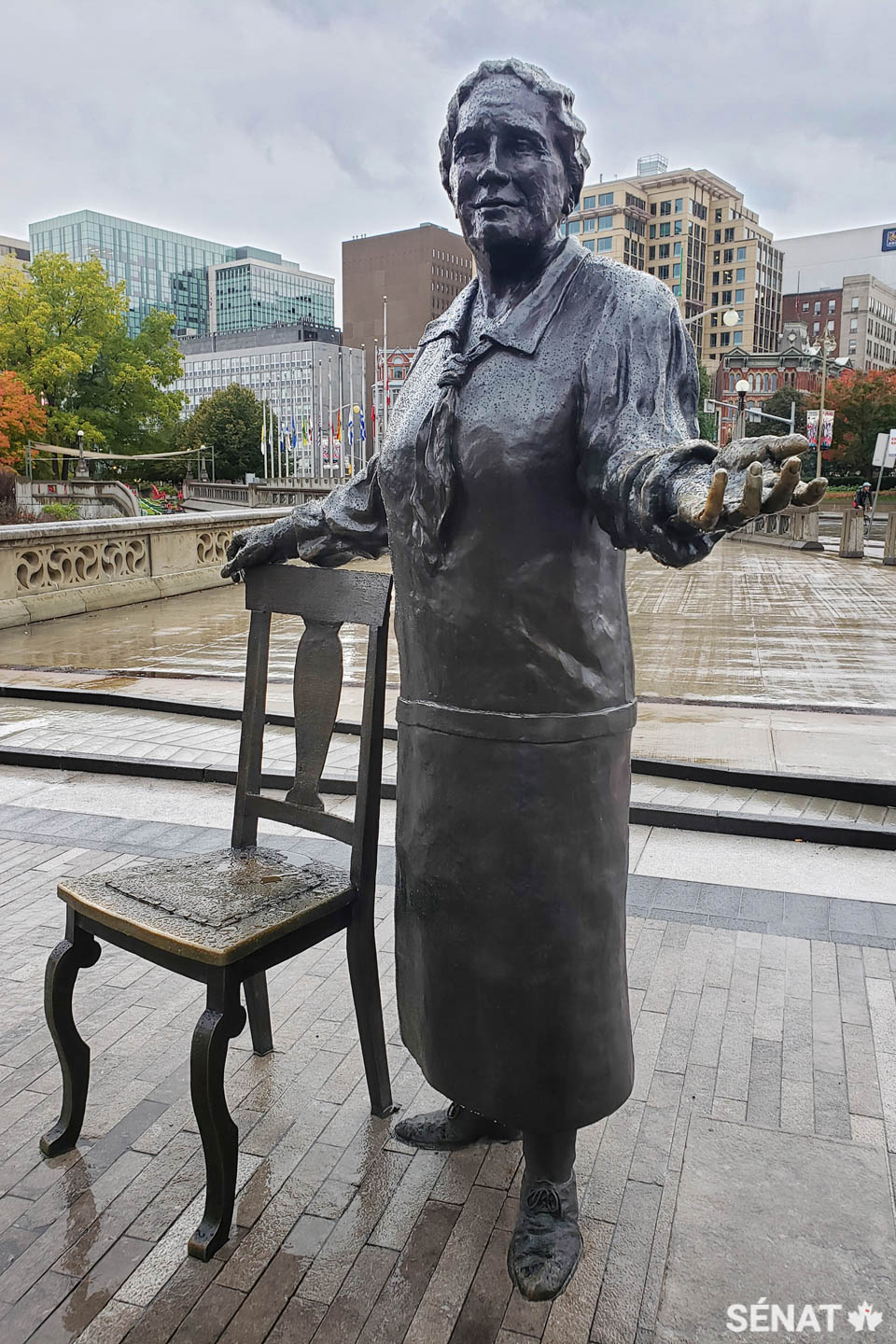 Des détails comme cette chaise vide à côté d’Emily Murphy invitent les visiteurs à interagir avec la sculpture. « J’adore cette patine sur le dossier et le siège, raconte Mme Paterson. Rien ne me fait plus plaisir que de voir des signes qui indiquent que la sculpture a été touchée et manipulée. »