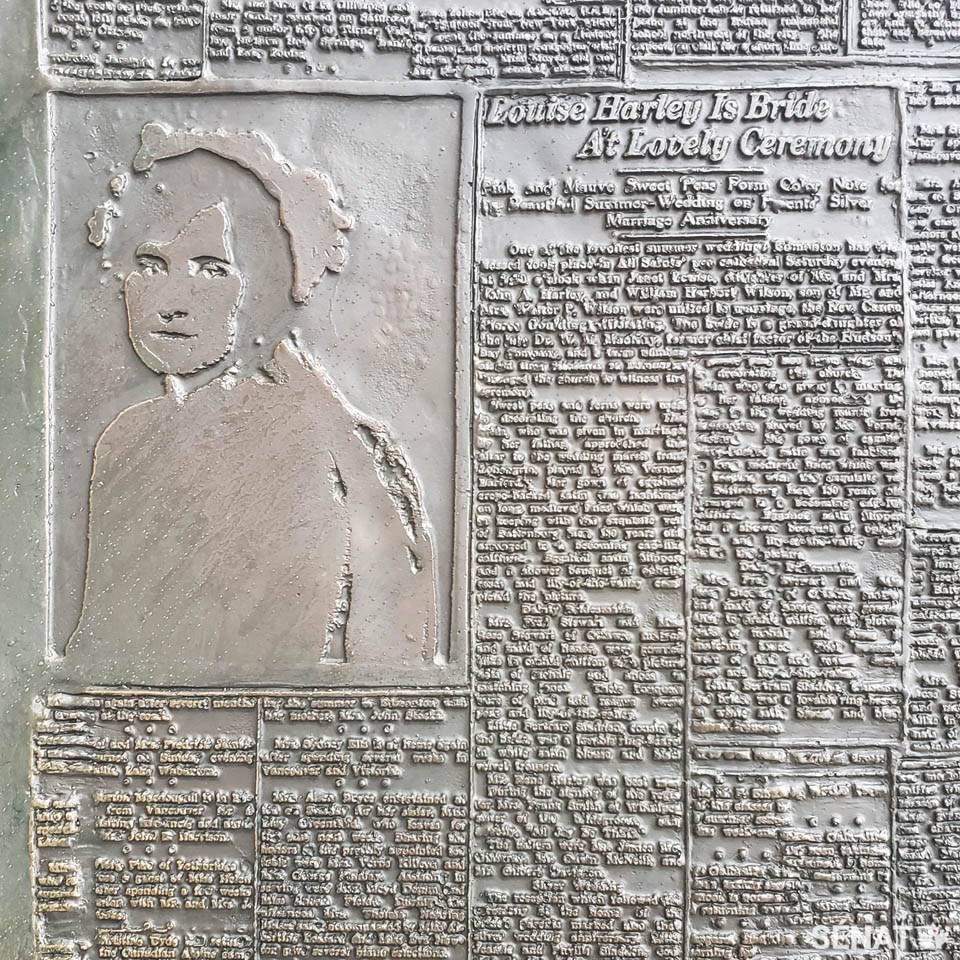 Mme Paterson a inclus une reproduction du faire-part du mariage de ses parents en 1929 au verso du journal que tient Nellie McClung.